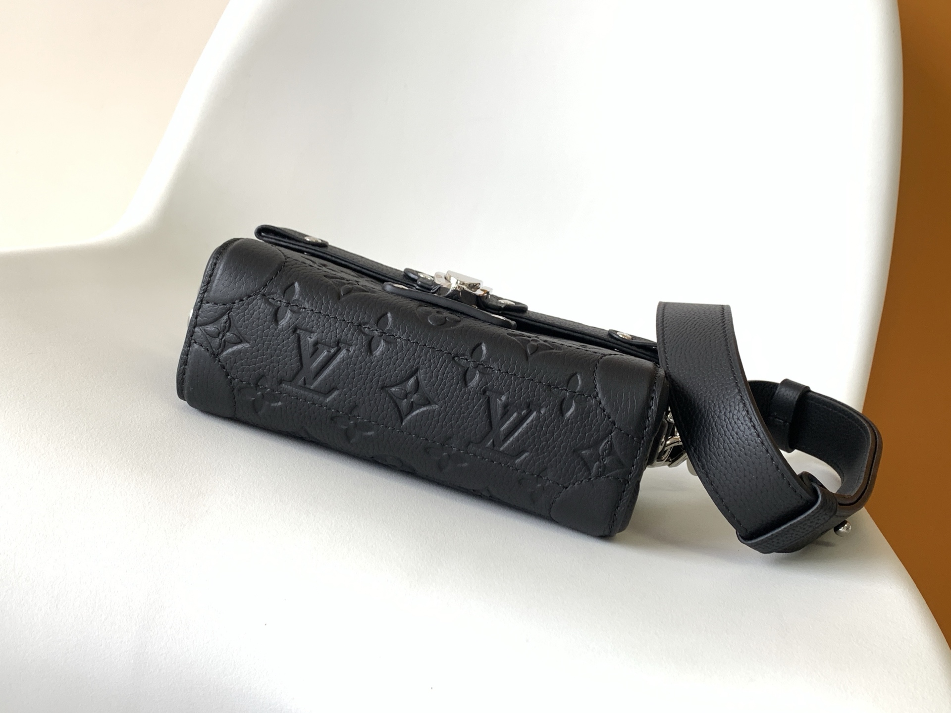 LV A貨 Petite Malle 黑色壓紋鉚釘小箱包斜背包