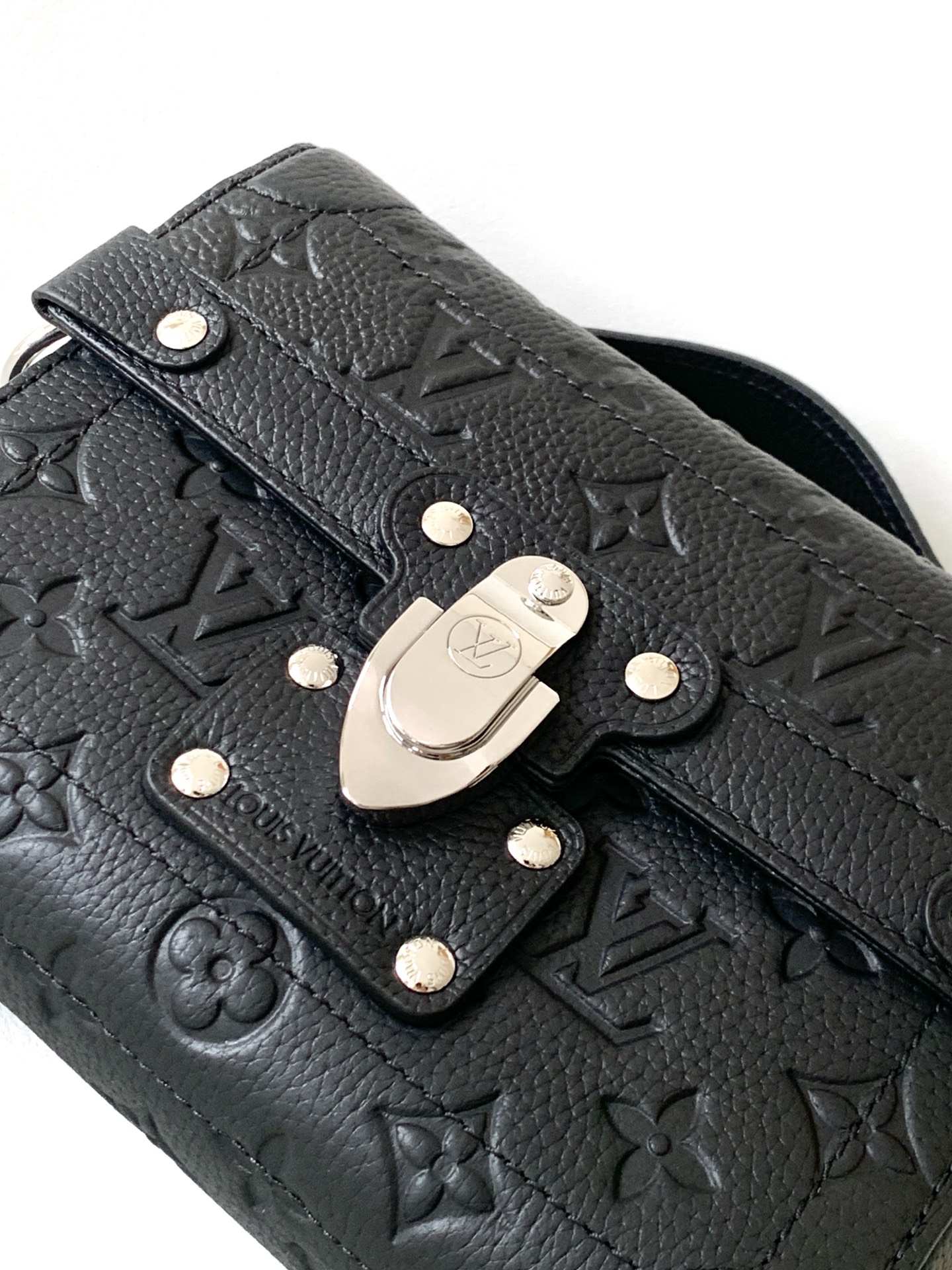 LV A貨 Petite Malle 黑色壓紋鉚釘小箱包斜背包