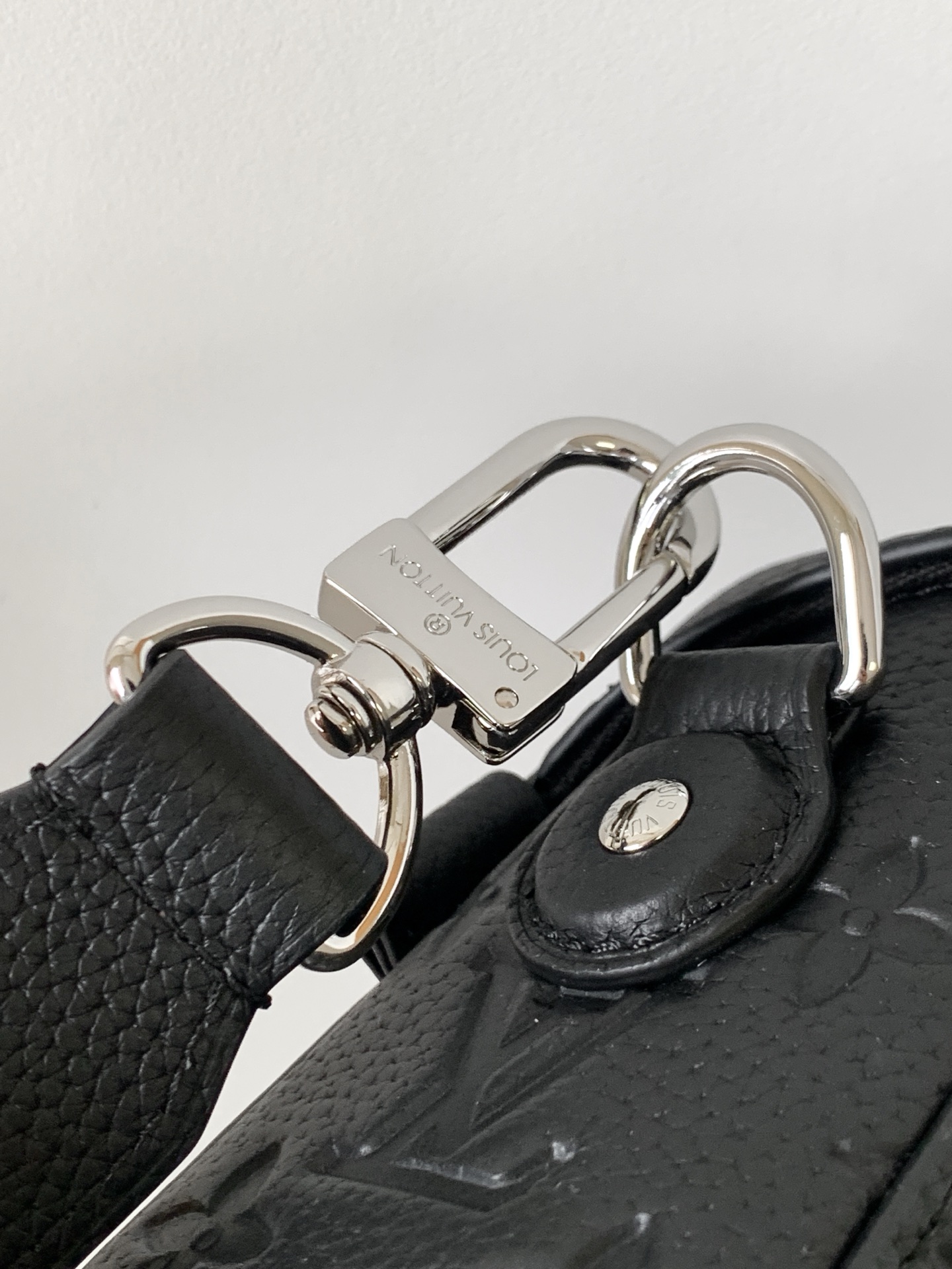 LV A貨 Petite Malle 黑色壓紋鉚釘小箱包斜背包