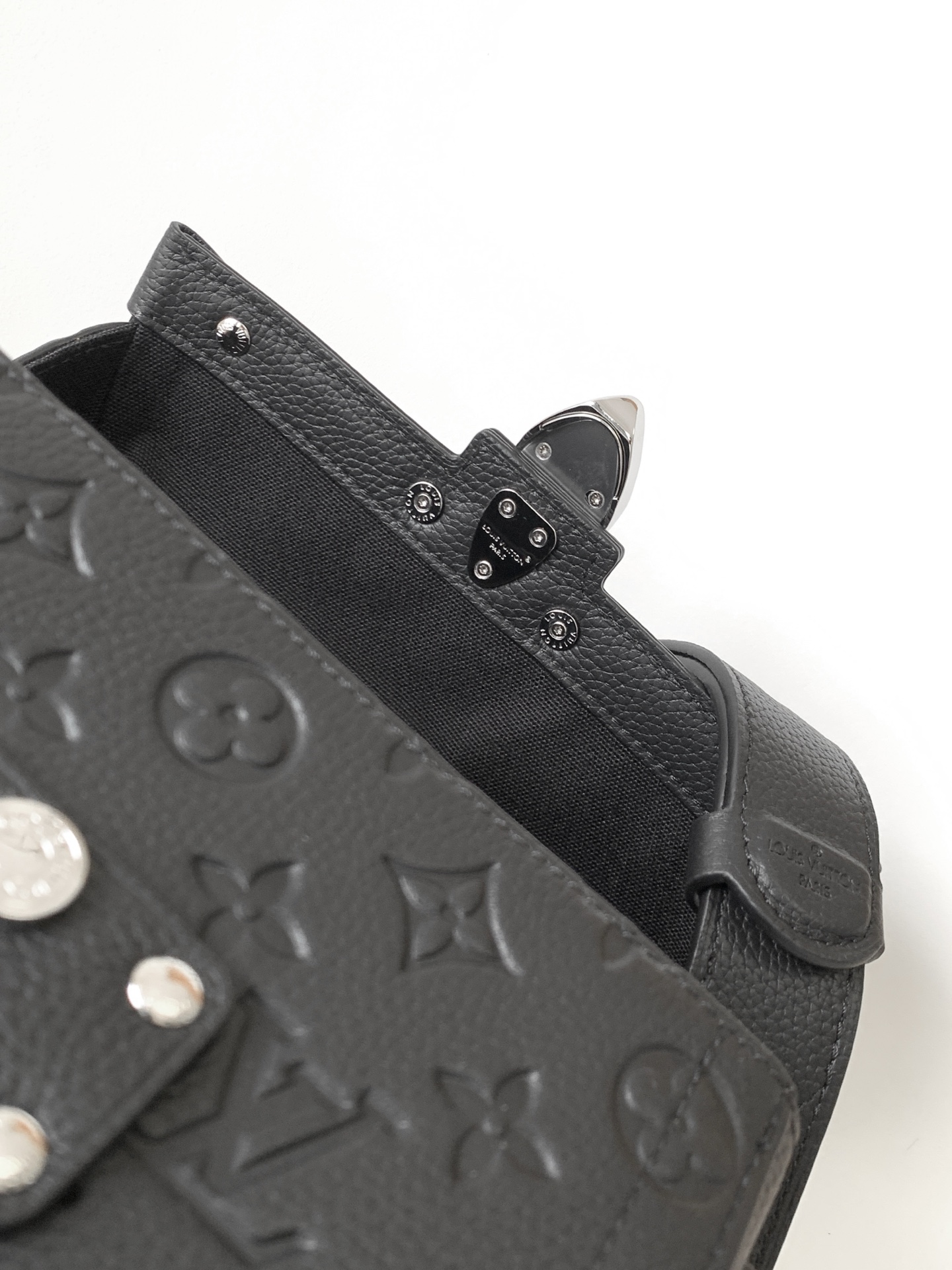 LV A貨 Petite Malle 黑色壓紋鉚釘小箱包斜背包