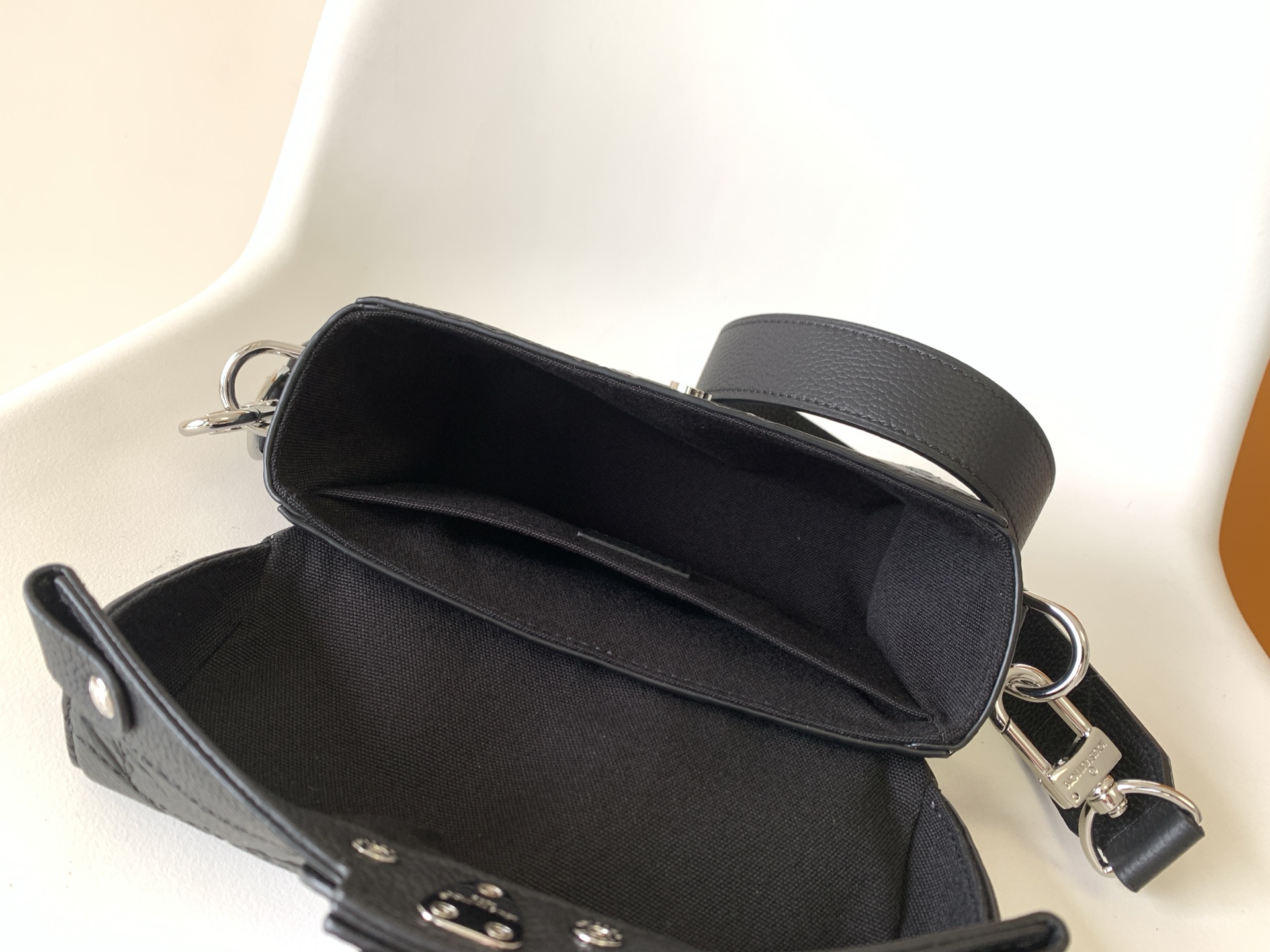 LV A貨 Petite Malle 黑色壓紋鉚釘小箱包斜背包