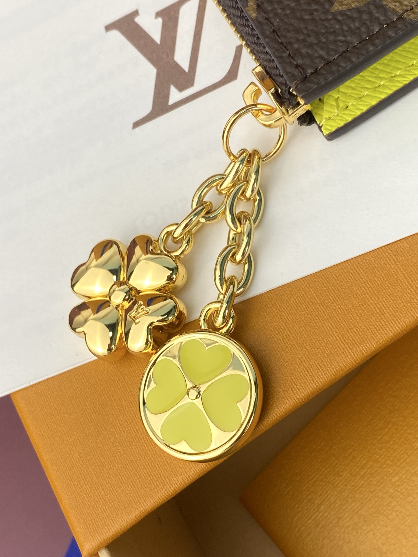 LV 高仿 Monogram 拉鍊零錢包 四葉草吊飾款 女用卡包收納包| 15 LV 高仿 Monogram 拉鍊零錢包 四葉草吊飾款 女用卡包收納包