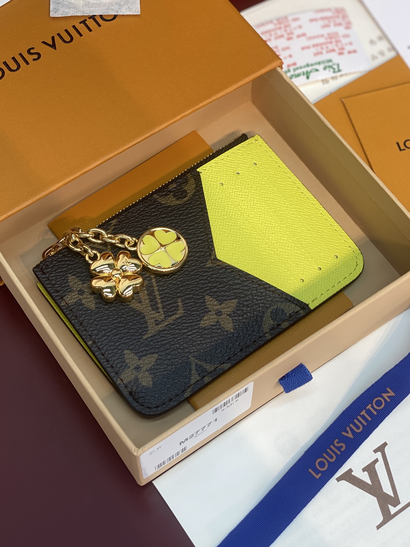 LV 高仿 Monogram 拉鍊零錢包 四葉草吊飾款 女用卡包收納包| 13 LV 高仿 Monogram 拉鍊零錢包 四葉草吊飾款 女用卡包收納包