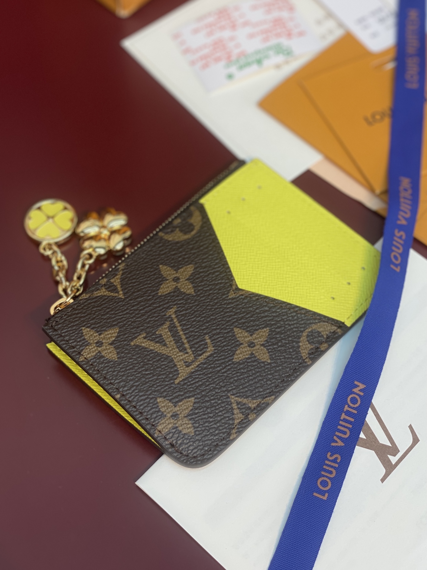 LV 高仿 Monogram 拉鍊零錢包 四葉草吊飾款 女用卡包收納包| 12 LV 高仿 Monogram 拉鍊零錢包 四葉草吊飾款 女用卡包收納包