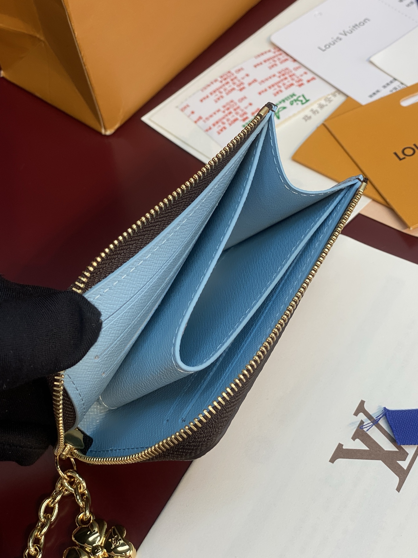LV 原單 Monogram 三折短夾 天空藍內裡 女款精品皮夾| 11 LV 原單 Monogram 三折短夾 天空藍內裡 女款精品皮夾