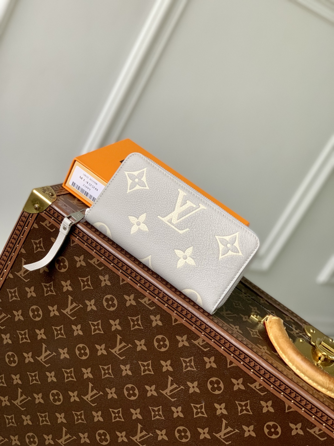 LV 高仿 Monogram 壓紋拉鍊長夾 奶油白大Logo女用皮夾| 14 LV 高仿 Monogram 壓紋拉鍊長夾 奶油白大Logo女用皮夾