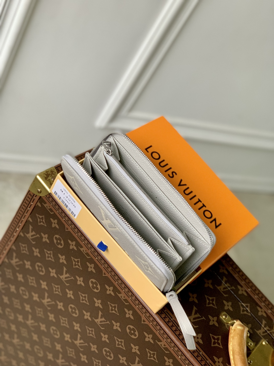 LV 高仿 Monogram 壓紋拉鍊長夾 奶油白大Logo女用皮夾| 7 LV 高仿 Monogram 壓紋拉鍊長夾 奶油白大Logo女用皮夾