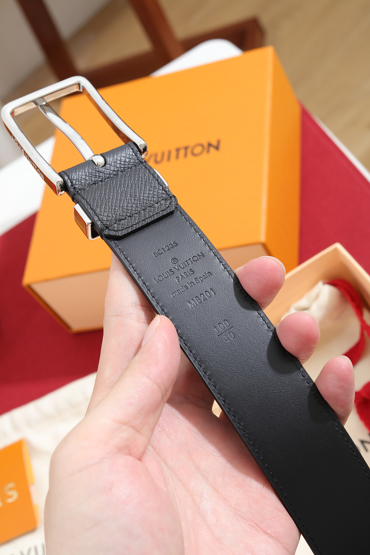 LV 一比一男款經典銀扣皮帶 商務休閒百搭腰帶| 11 LV 一比一男款經典銀扣皮帶 商務休閒百搭腰帶