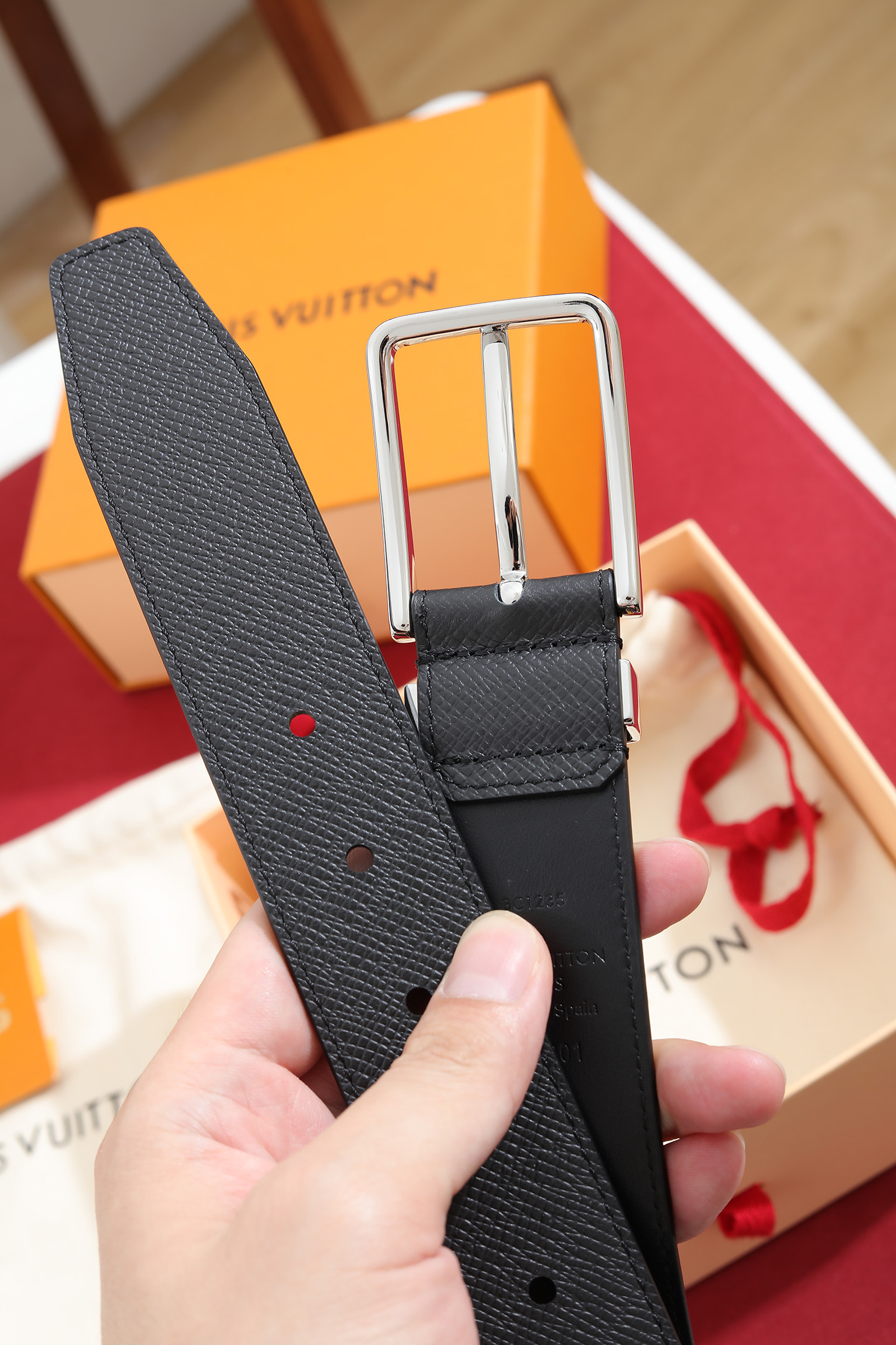 LV 一比一男款經典銀扣皮帶 商務休閒百搭腰帶| 7 LV 一比一男款經典銀扣皮帶 商務休閒百搭腰帶