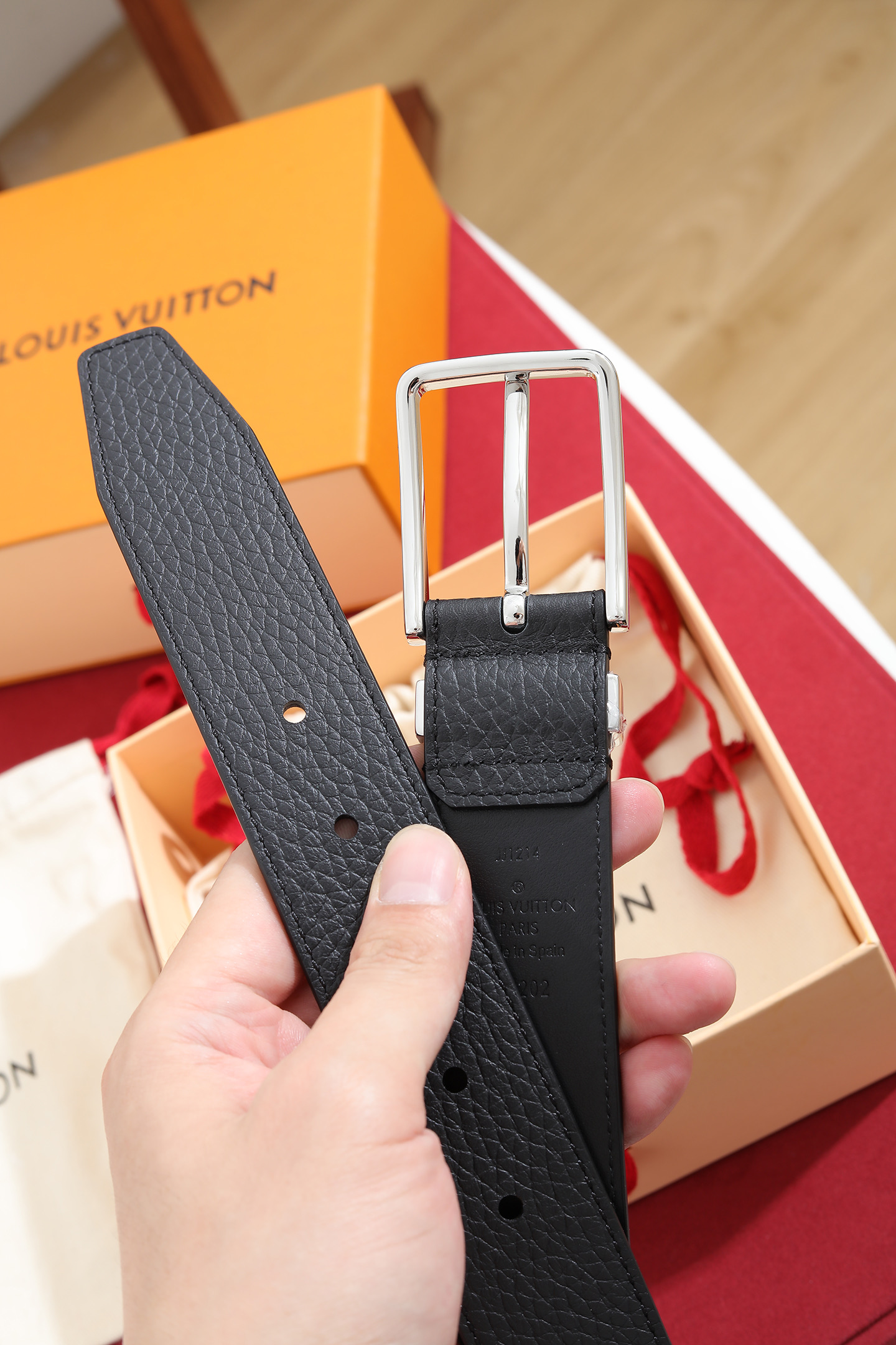 LV 高仿男款黑色真皮皮帶 霧黑扣頭簡約商務風