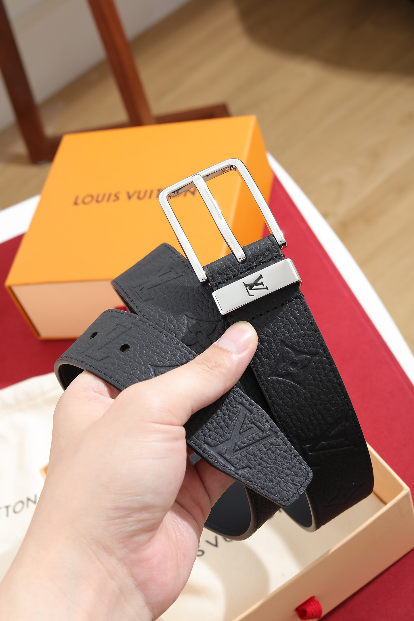 LV 一比一男款壓紋Monogram真皮皮帶 經典黑色商務百搭款| 13 LV 一比一男款壓紋Monogram真皮皮帶 經典黑色商務百搭款
