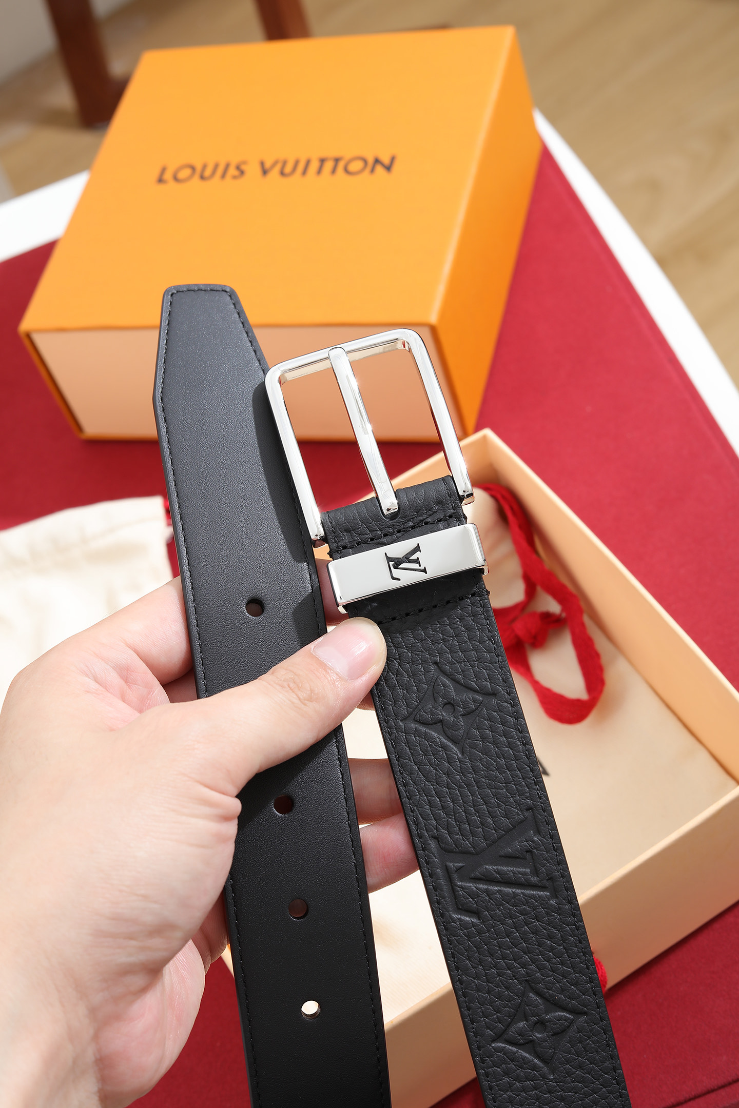 LV 一比一男款壓紋Monogram真皮皮帶 經典黑色商務百搭款| 12 LV 一比一男款壓紋Monogram真皮皮帶 經典黑色商務百搭款