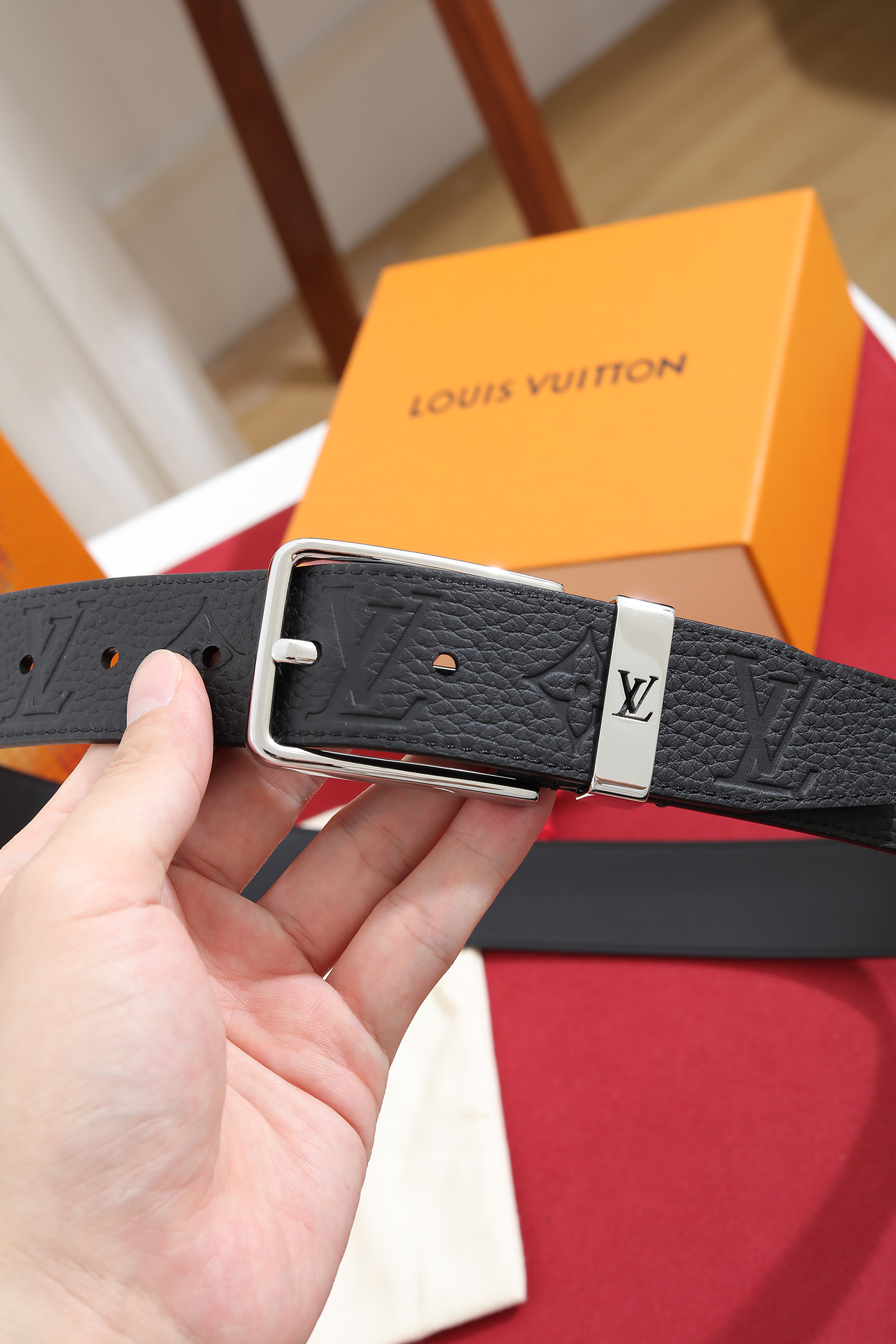 LV 一比一男款壓紋Monogram真皮皮帶 經典黑色商務百搭款| 9 LV 一比一男款壓紋Monogram真皮皮帶 經典黑色商務百搭款