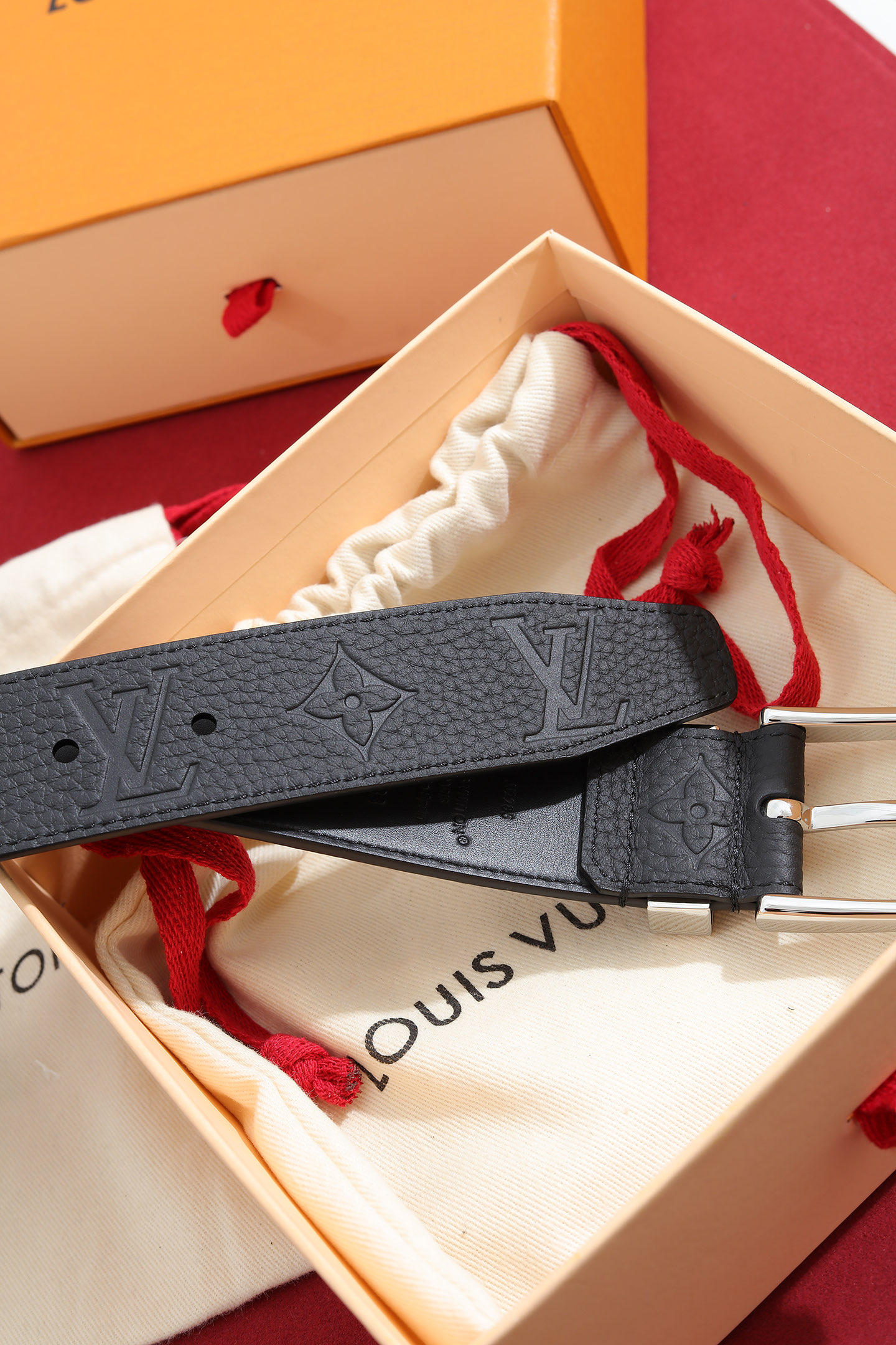 LV 一比一男款壓紋Monogram真皮皮帶 經典黑色商務百搭款| 8 LV 一比一男款壓紋Monogram真皮皮帶 經典黑色商務百搭款