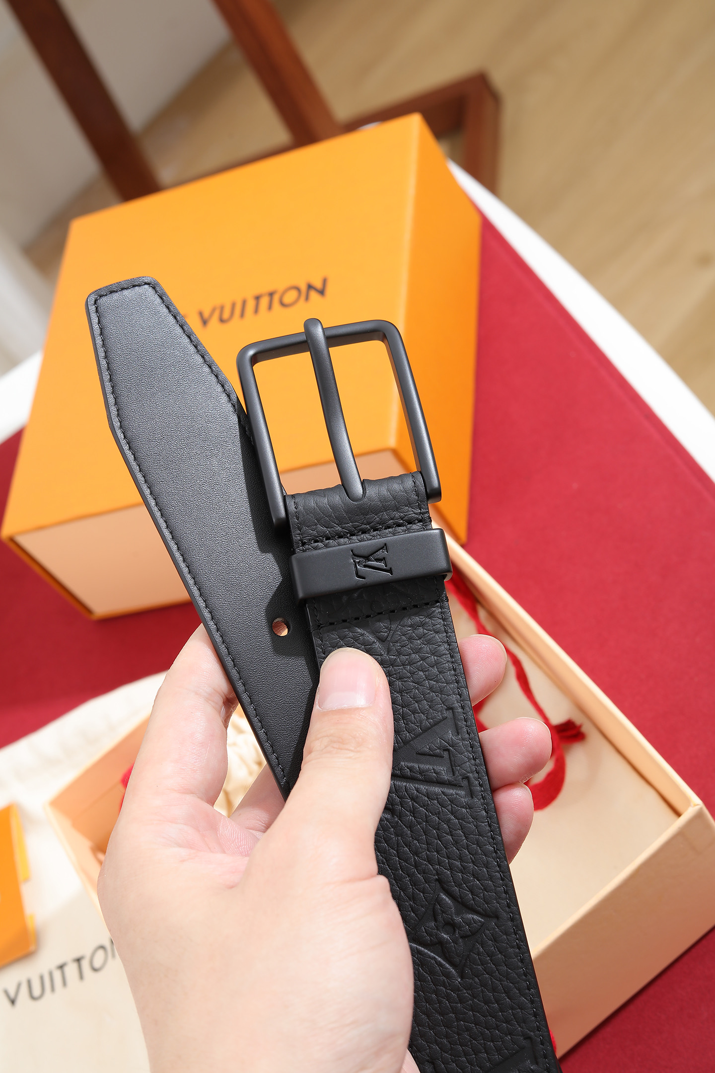 LV 復刻男款Monogram壓紋皮帶 黑色霧面扣頭商務款| 11 LV 復刻男款Monogram壓紋皮帶 黑色霧面扣頭商務款
