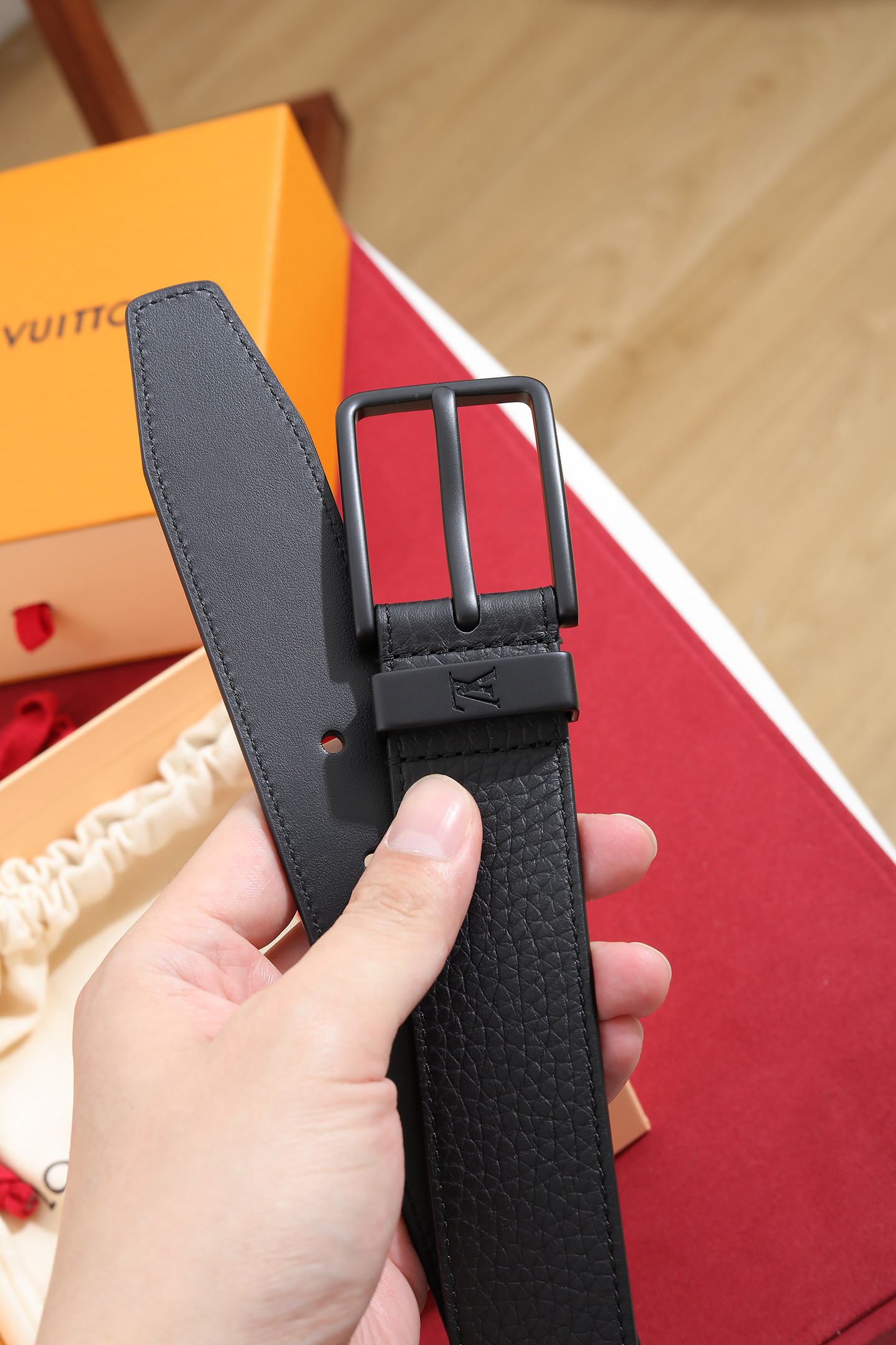 LV 復刻男款Monogram壓紋皮帶 黑色霧面扣頭商務款| 10 LV 復刻男款Monogram壓紋皮帶 黑色霧面扣頭商務款