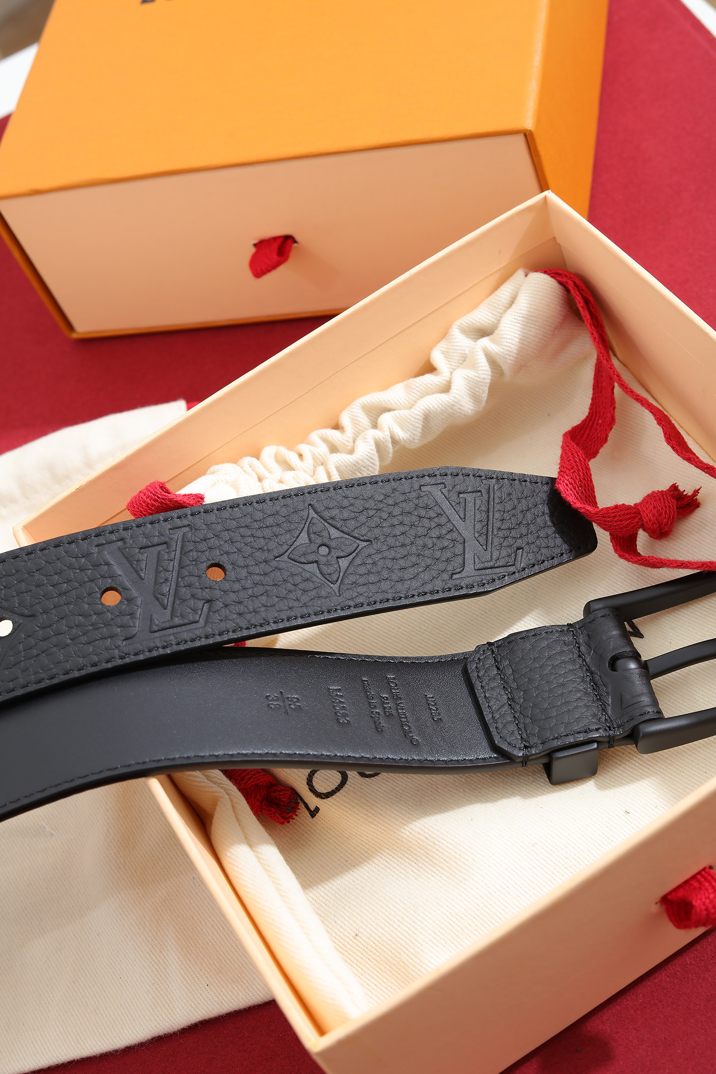 LV 復刻男款Monogram壓紋皮帶 黑色霧面扣頭商務款| 8 LV 復刻男款Monogram壓紋皮帶 黑色霧面扣頭商務款