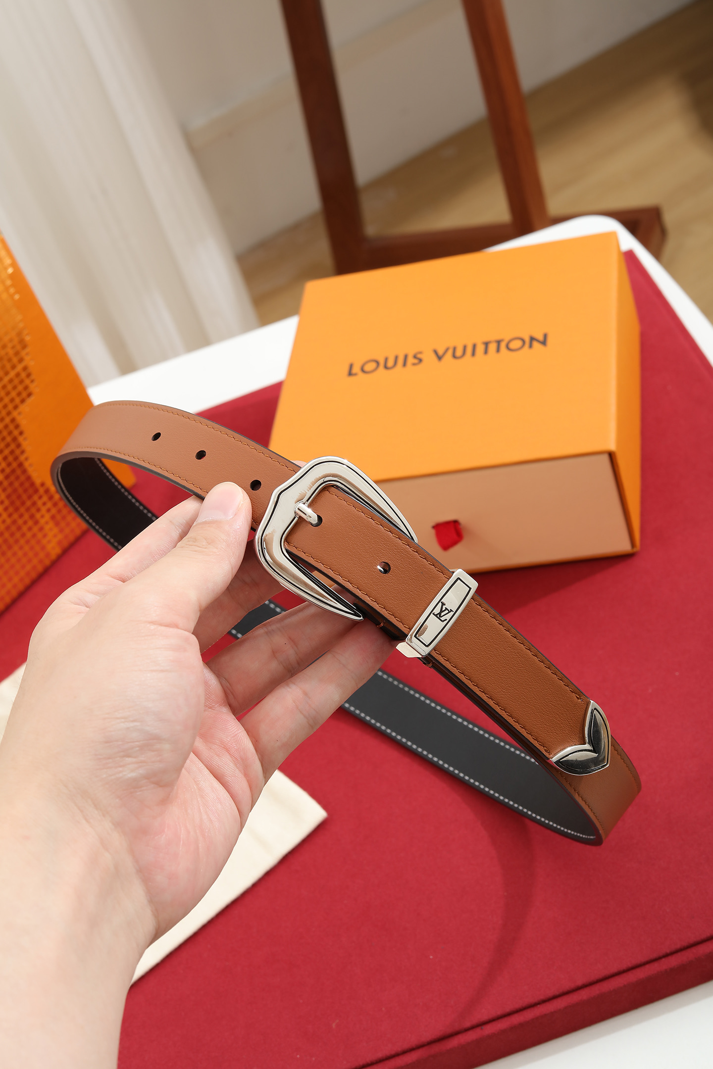 LV 高仿女款雙面真皮細版皮帶 焦糖色優雅百搭款