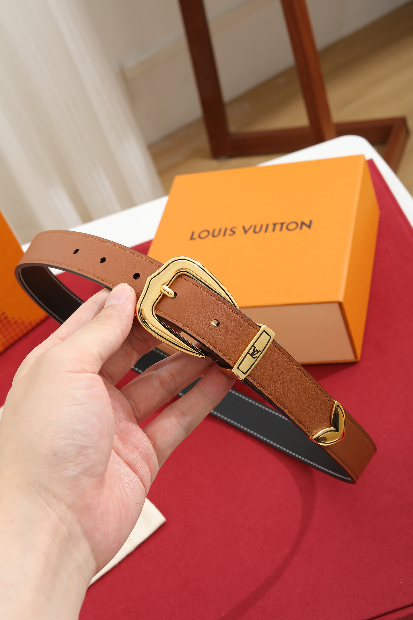 LV A貨女款焦糖色細版真皮皮帶 金色扣頭氣質百搭款| 3 LV A貨女款焦糖色細版真皮皮帶 金色扣頭氣質百搭款