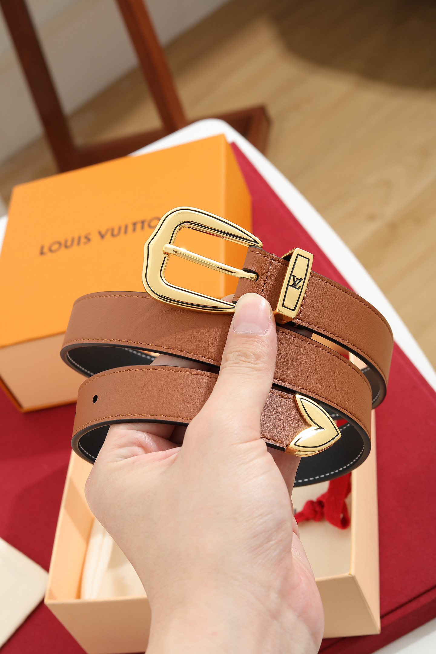 LV A貨女款焦糖色細版真皮皮帶 金色扣頭氣質百搭款
