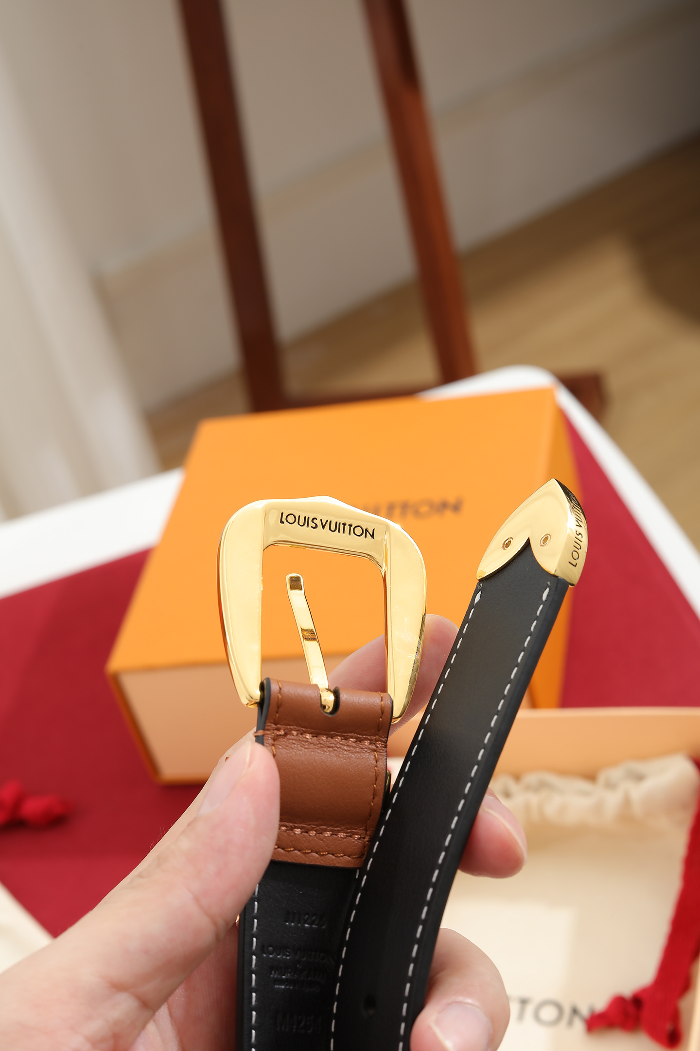 LV A貨女款焦糖色細版真皮皮帶 金色扣頭氣質百搭款