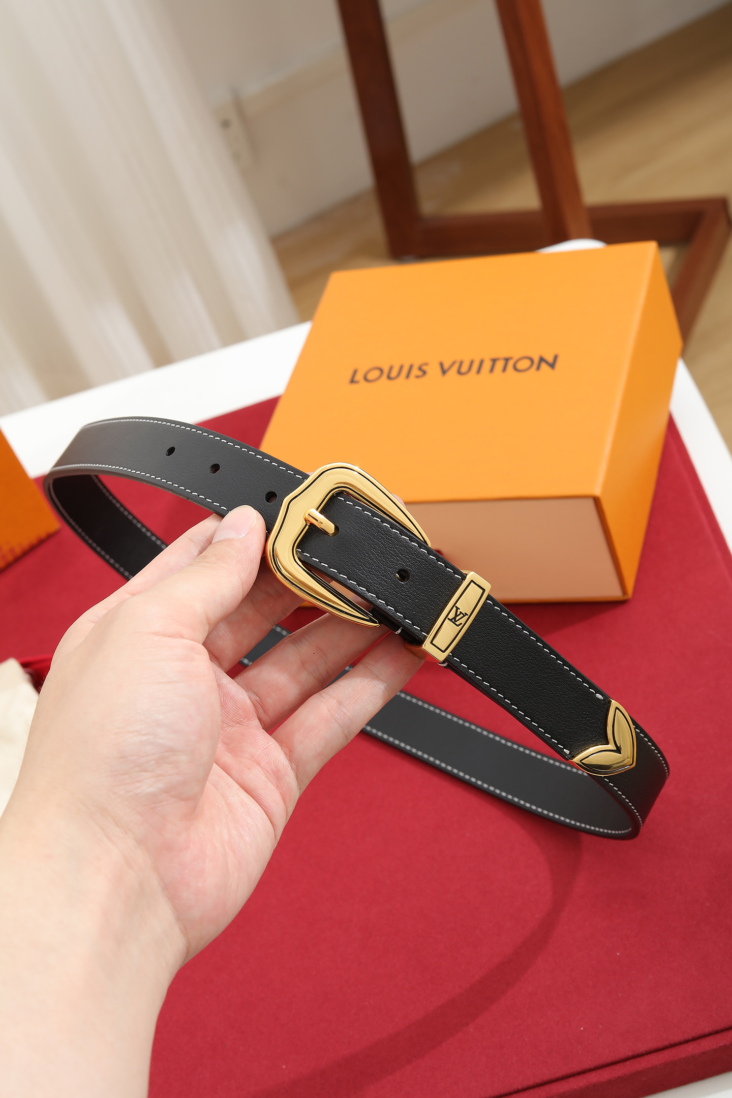 LV 高仿女款黑色細版皮帶 金色扣頭時尚百搭款