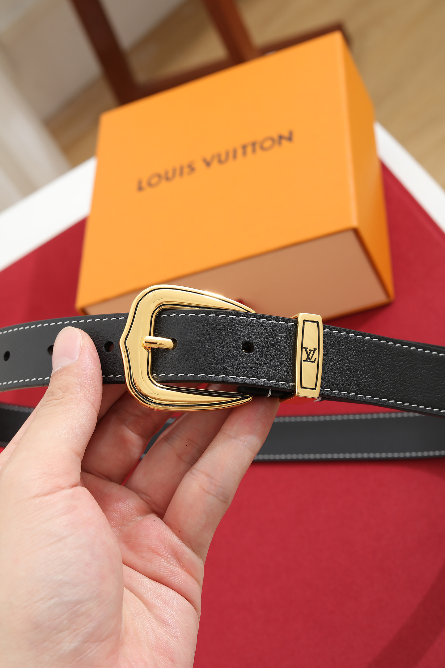 LV 高仿女款黑色細版皮帶 金色扣頭時尚百搭款