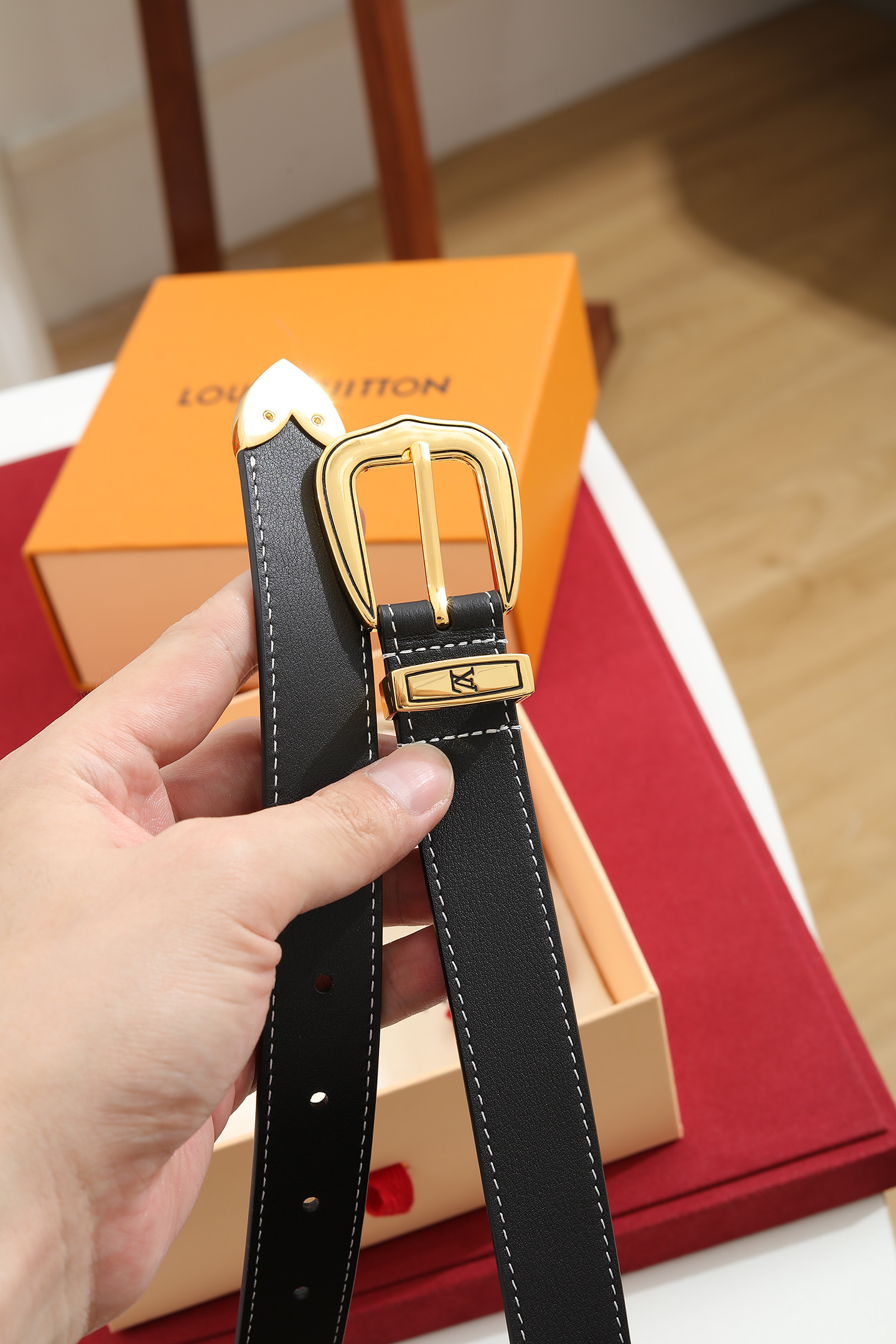 LV 高仿女款黑色細版皮帶 金色扣頭時尚百搭款