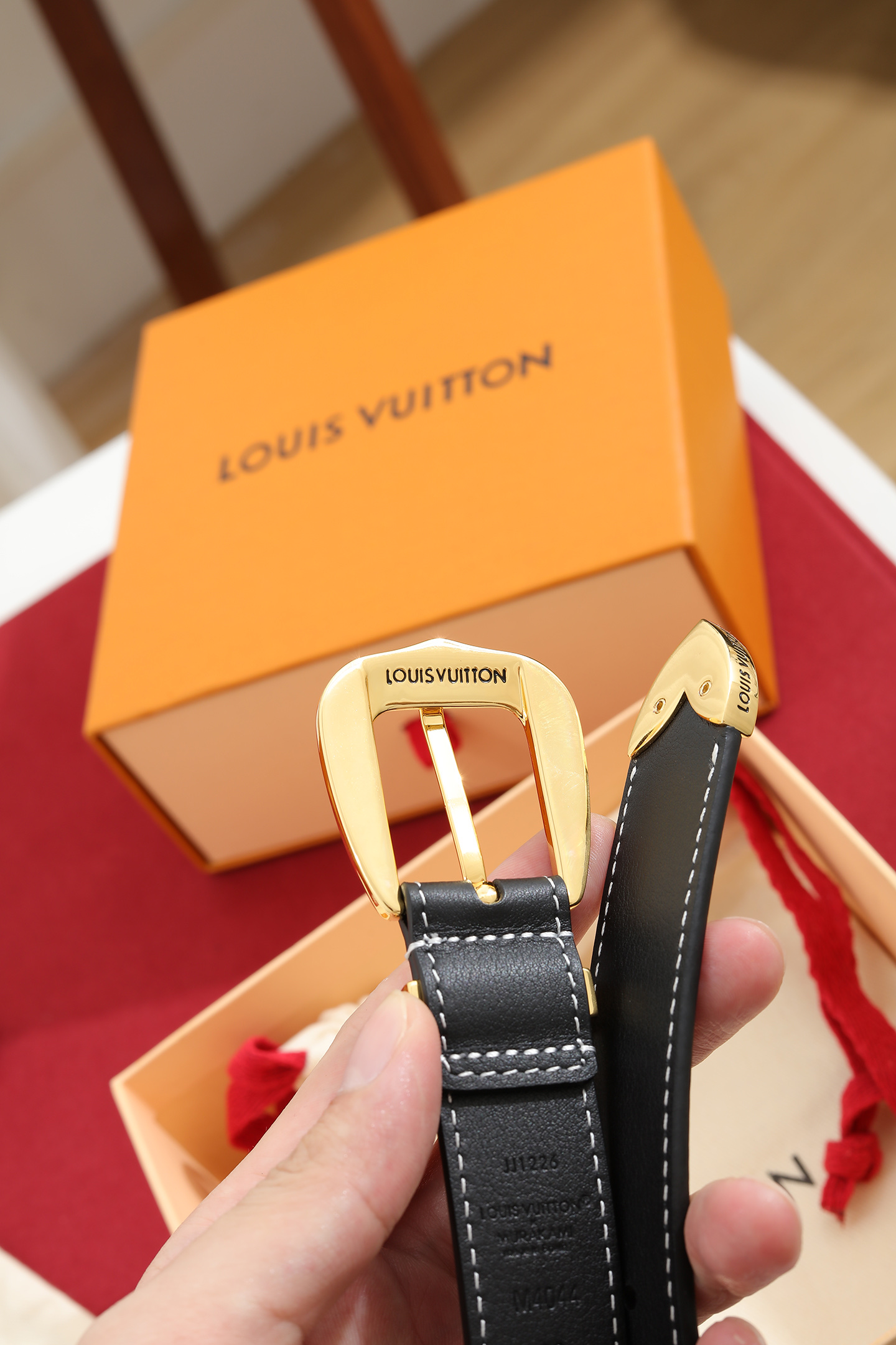 LV 高仿女款黑色細版皮帶 金色扣頭時尚百搭款