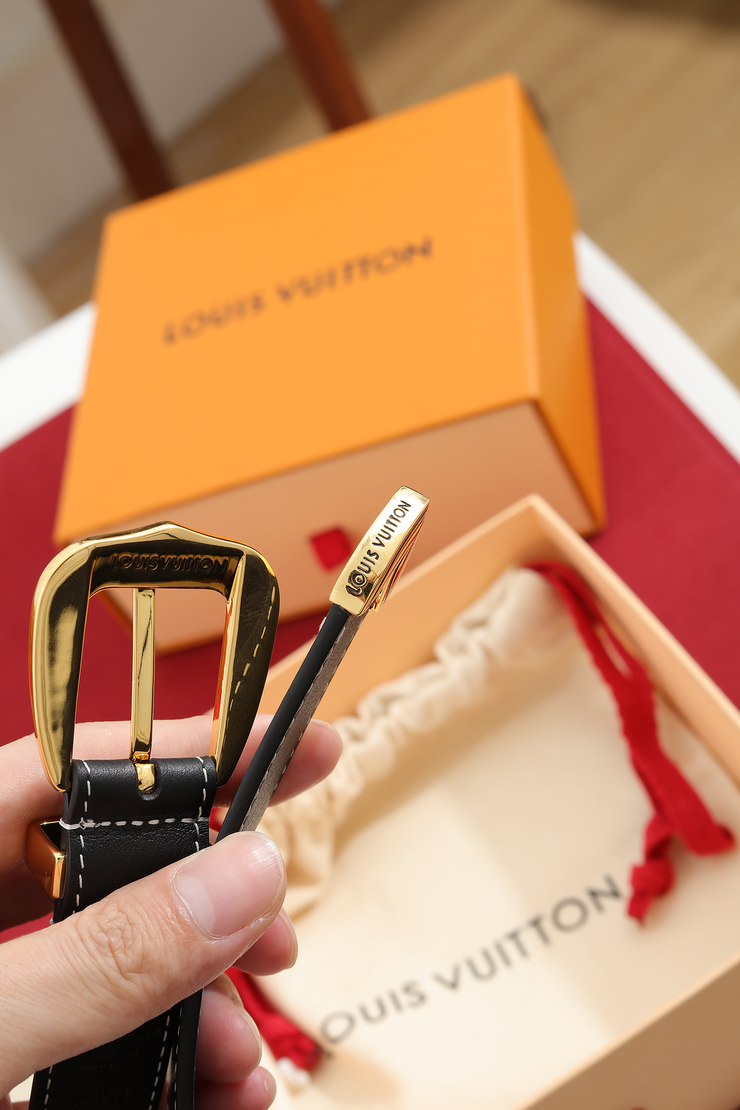 LV 高仿女款黑色細版皮帶 金色扣頭時尚百搭款
