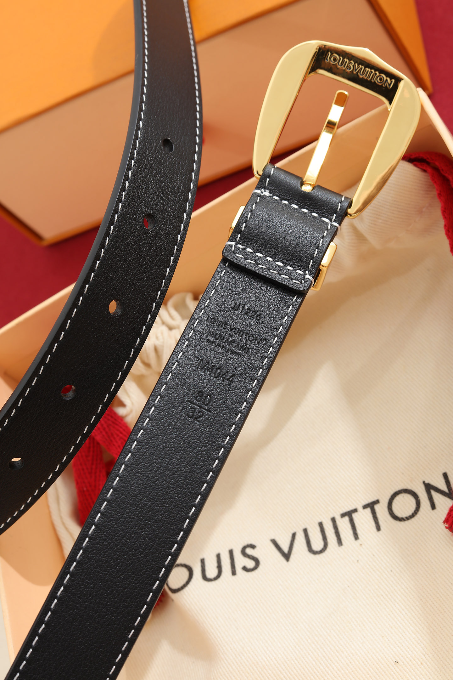 LV 高仿女款黑色細版皮帶 金色扣頭時尚百搭款