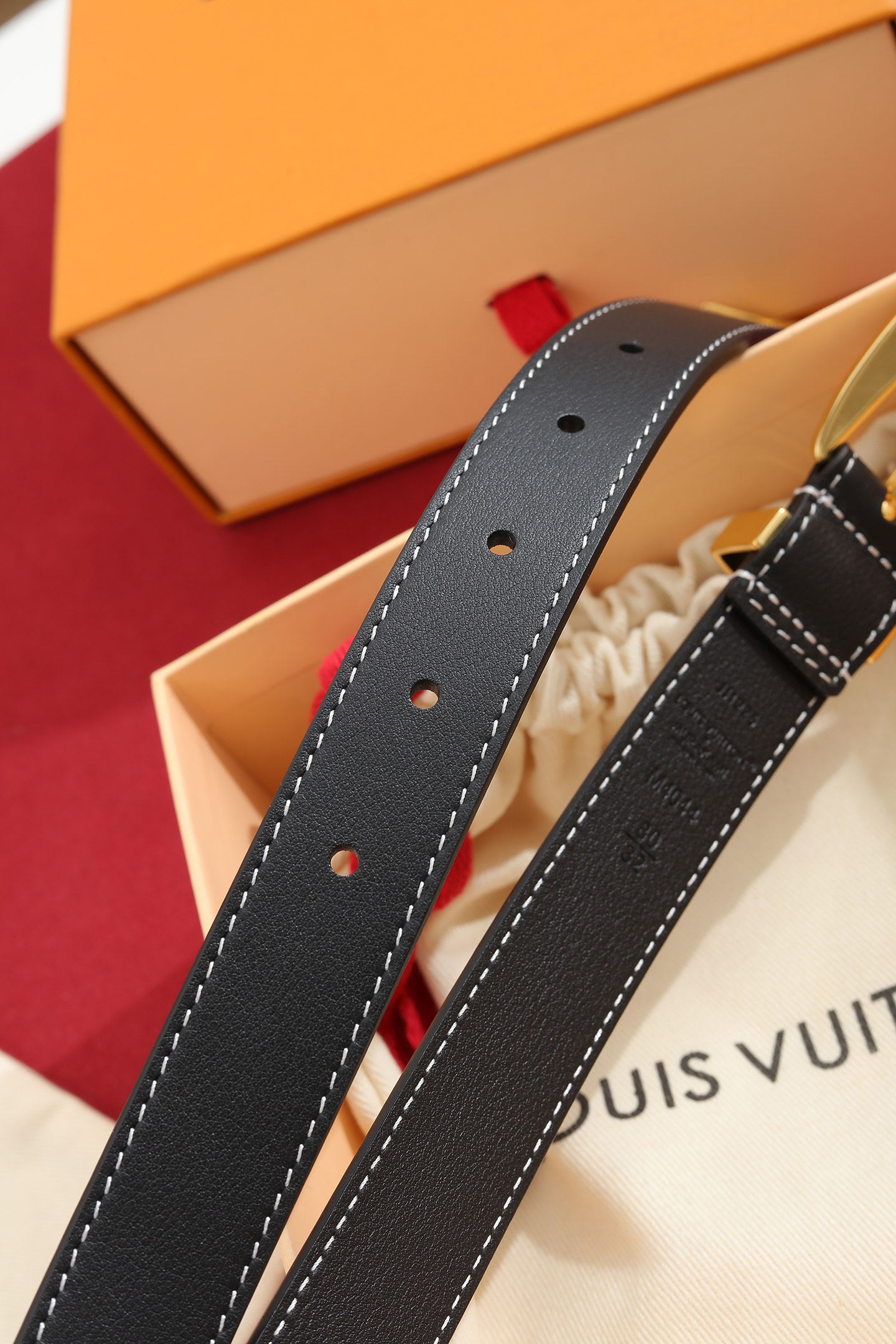 LV 高仿女款黑色細版皮帶 金色扣頭時尚百搭款