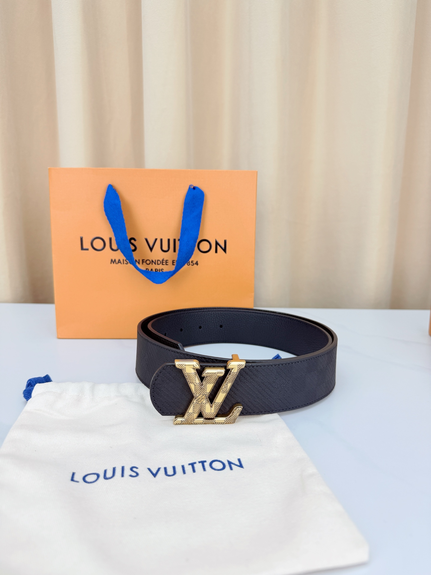 LV 原單男款黑色LV扣真皮皮帶 金色字母扣商務款| 14 LV 原單男款黑色LV扣真皮皮帶 金色字母扣商務款
