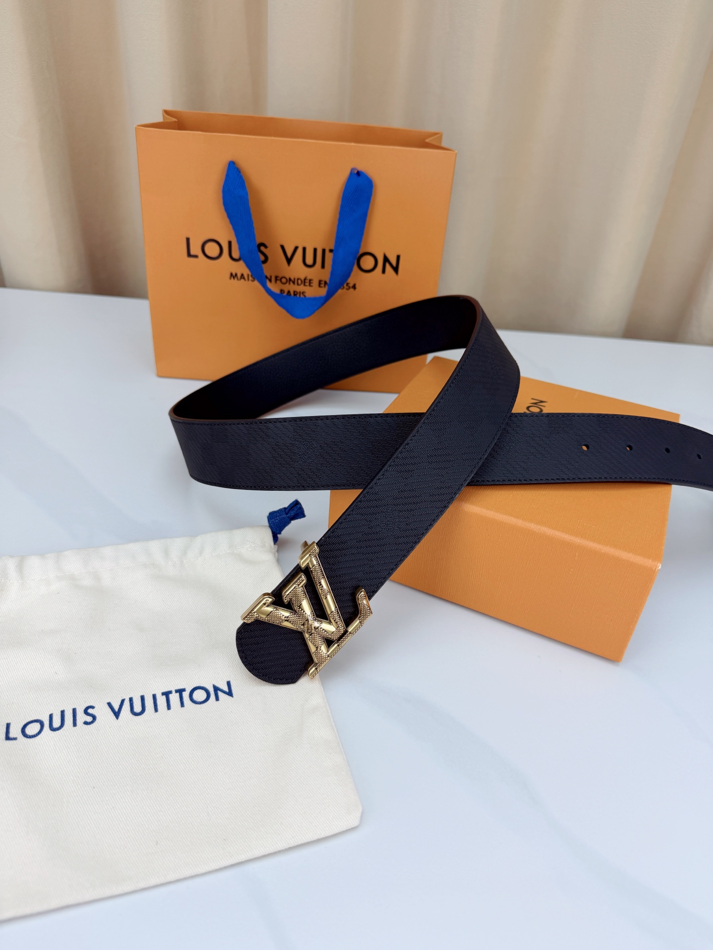 LV 原單男款黑色LV扣真皮皮帶 金色字母扣商務款| 13 LV 原單男款黑色LV扣真皮皮帶 金色字母扣商務款