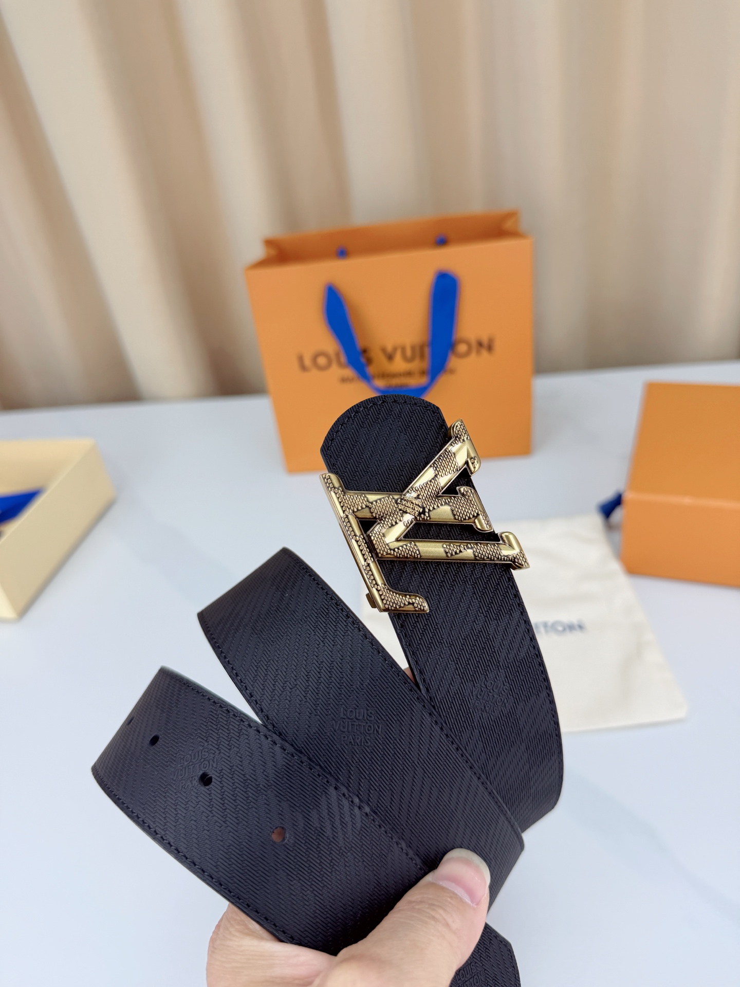 LV 原單男款黑色LV扣真皮皮帶 金色字母扣商務款| 12 LV 原單男款黑色LV扣真皮皮帶 金色字母扣商務款