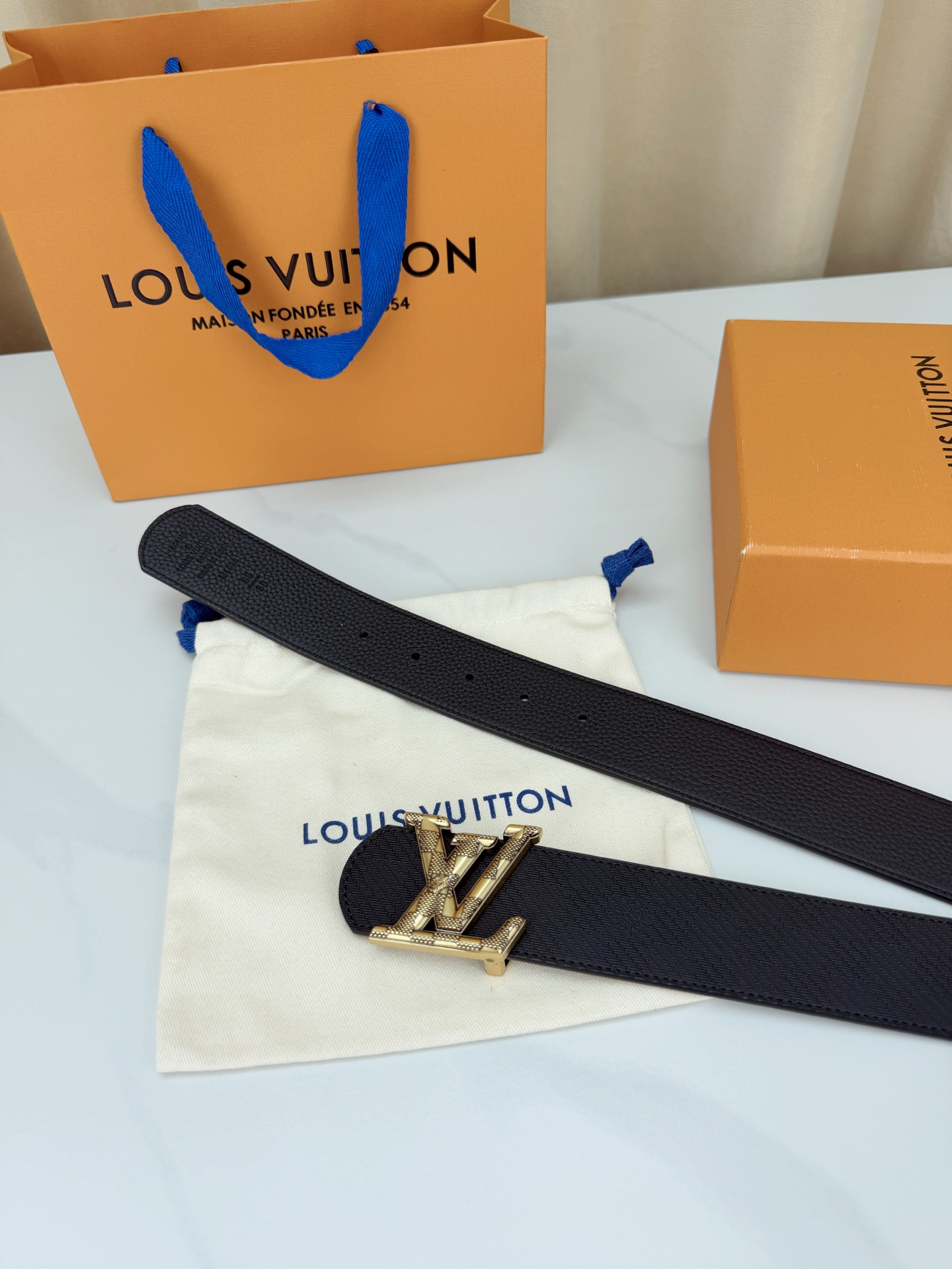LV 原單男款黑色LV扣真皮皮帶 金色字母扣商務款| 11 LV 原單男款黑色LV扣真皮皮帶 金色字母扣商務款