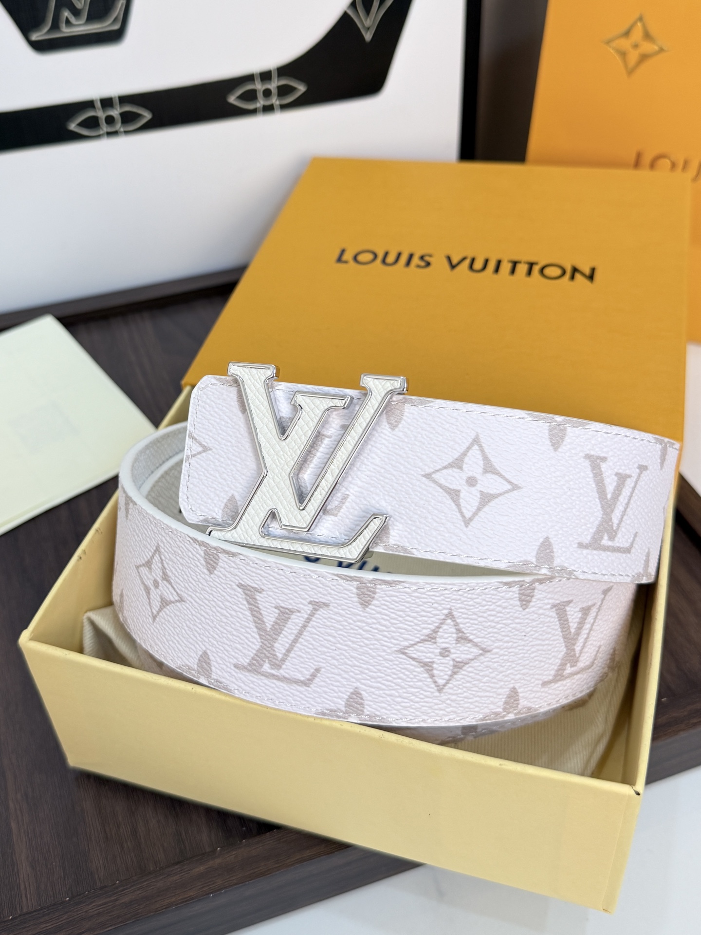 LV 高仿男款白色Monogram皮帶 銀色LV扣百搭時尚款| 3 LV 高仿男款白色Monogram皮帶 銀色LV扣百搭時尚款