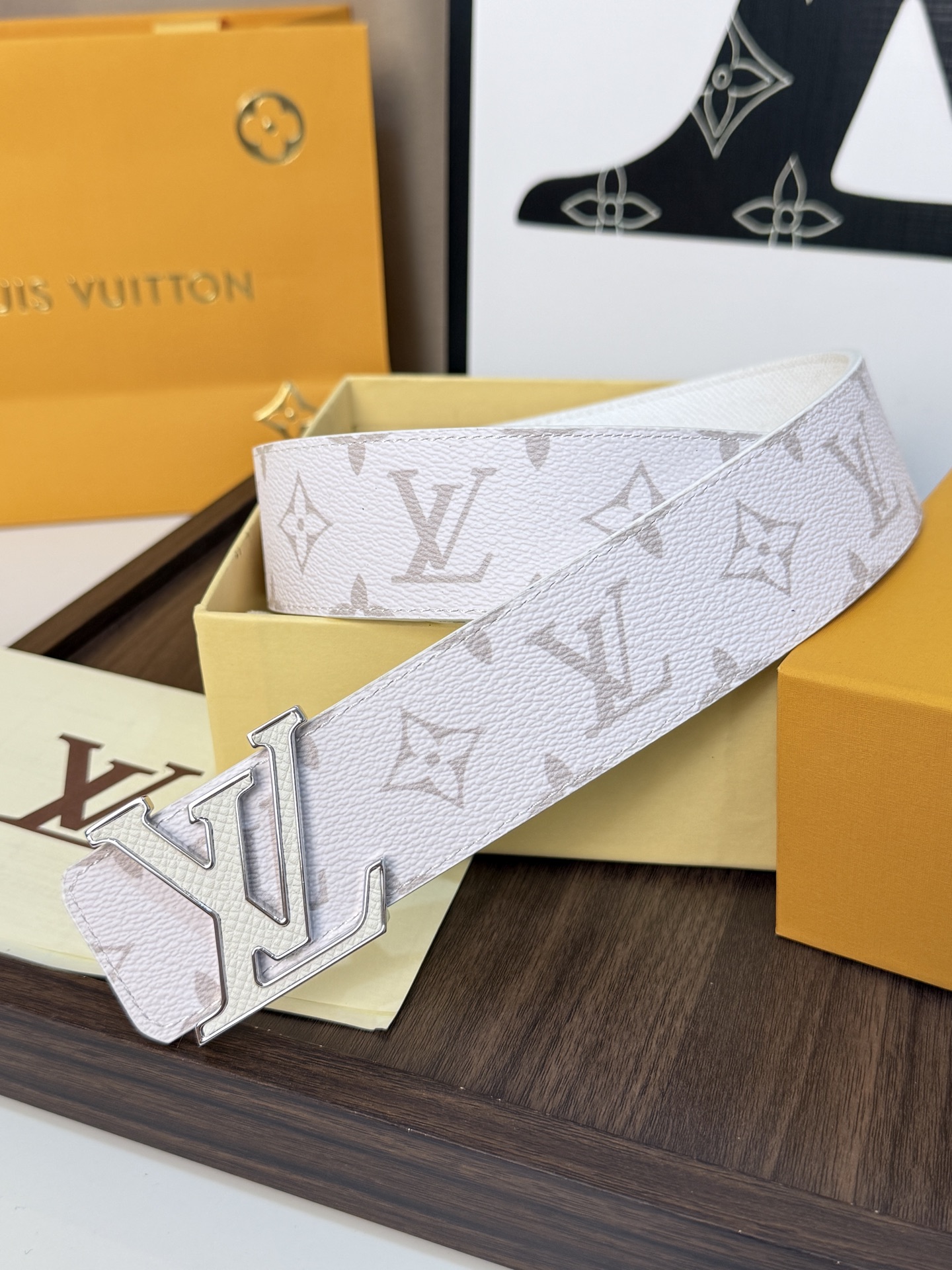LV 高仿男款白色Monogram皮帶 銀色LV扣百搭時尚款| 12 LV 高仿男款白色Monogram皮帶 銀色LV扣百搭時尚款