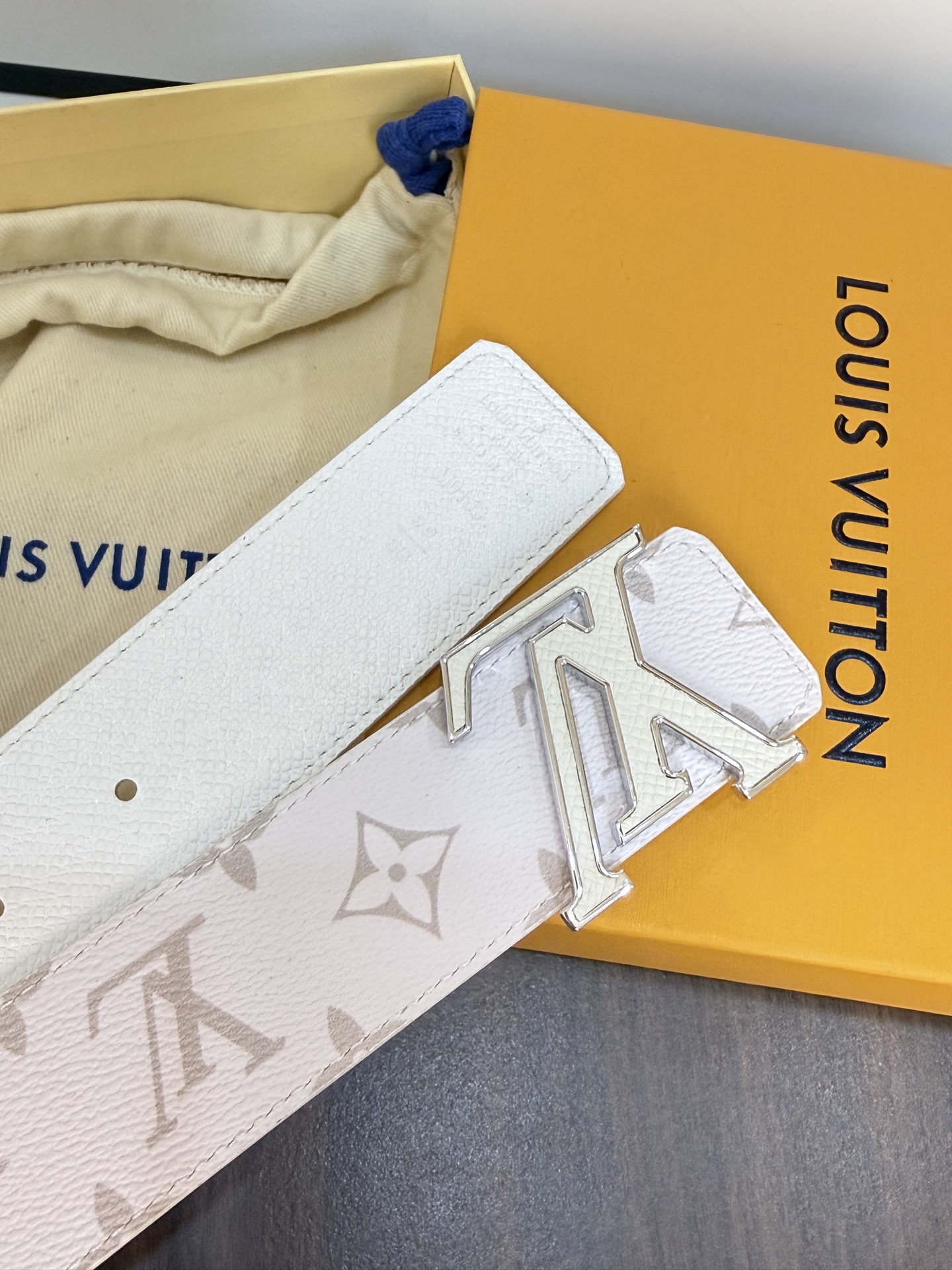 LV 高仿男款白色Monogram皮帶 銀色LV扣百搭時尚款| 11 LV 高仿男款白色Monogram皮帶 銀色LV扣百搭時尚款