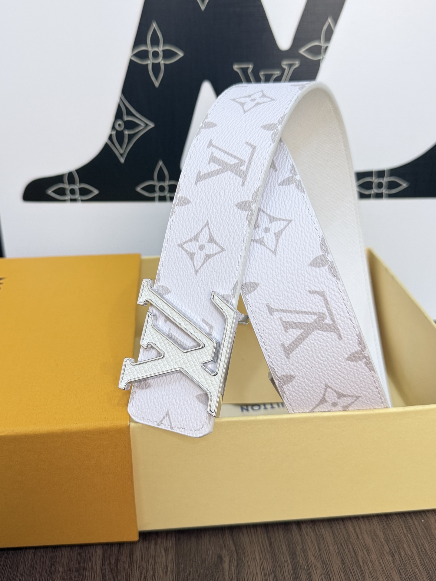 LV 高仿男款白色Monogram皮帶 銀色LV扣百搭時尚款| 10 LV 高仿男款白色Monogram皮帶 銀色LV扣百搭時尚款