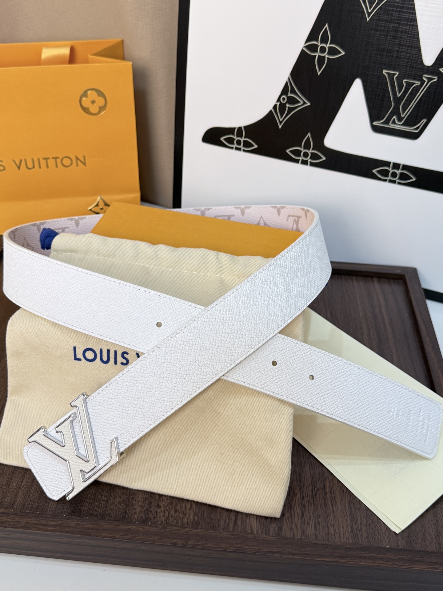 LV 高仿男款白色Monogram皮帶 銀色LV扣百搭時尚款| 9 LV 高仿男款白色Monogram皮帶 銀色LV扣百搭時尚款