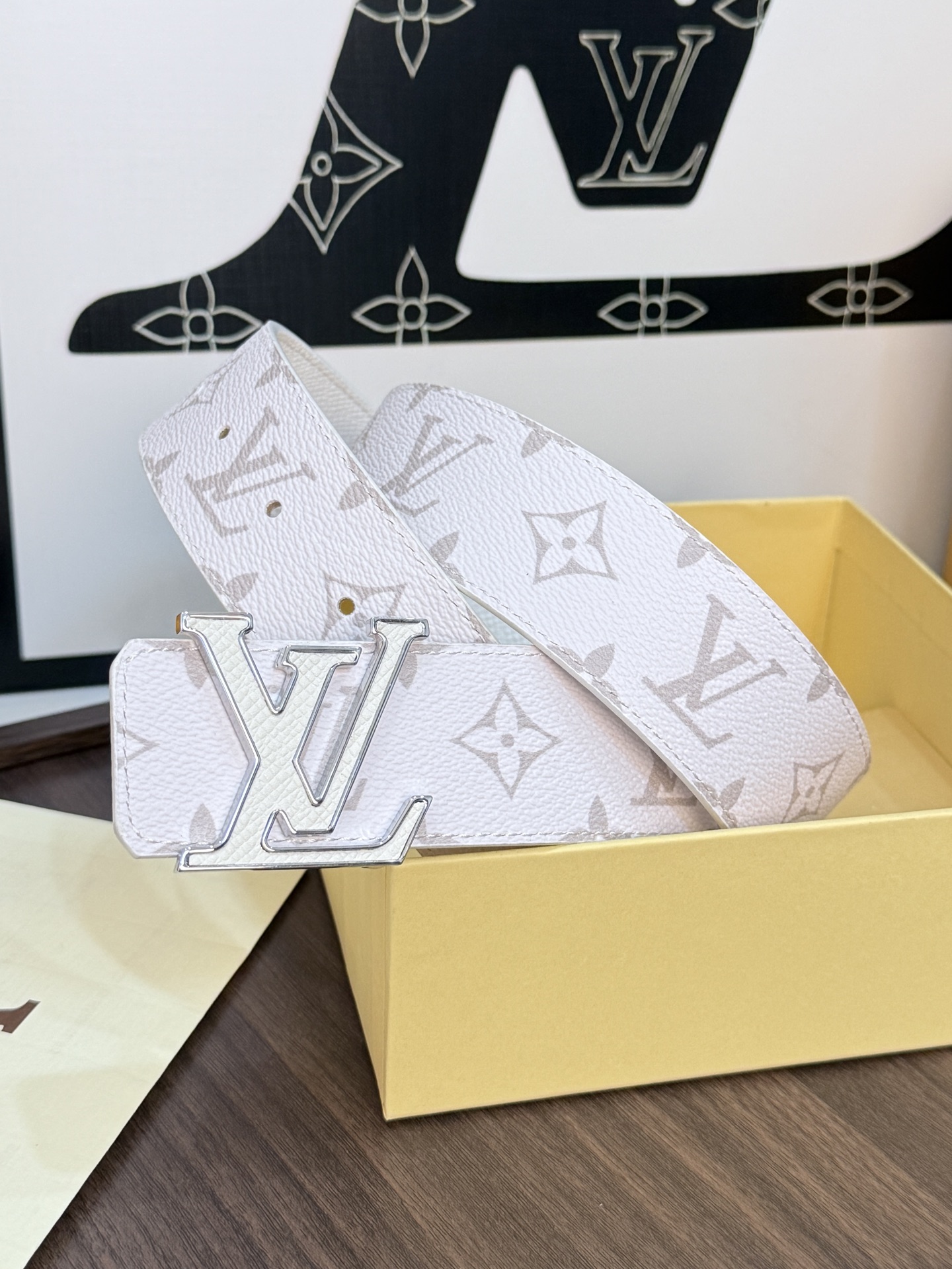 LV 高仿男款白色Monogram皮帶 銀色LV扣百搭時尚款| 8 LV 高仿男款白色Monogram皮帶 銀色LV扣百搭時尚款