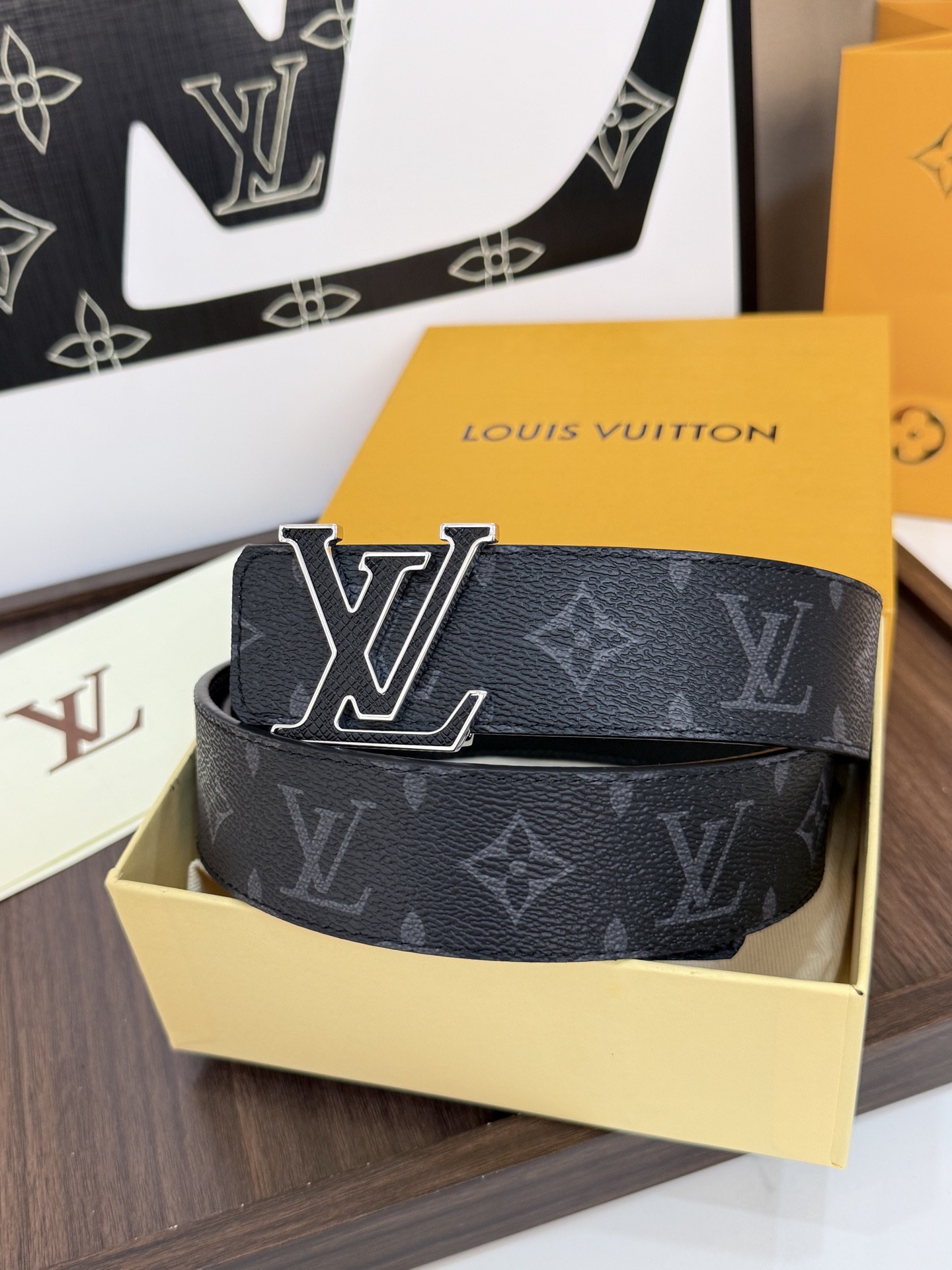 LV 一比一男款黑灰Monogram皮帶 銀色LV字母扣商務款| 3 LV 一比一男款黑灰Monogram皮帶 銀色LV字母扣商務款