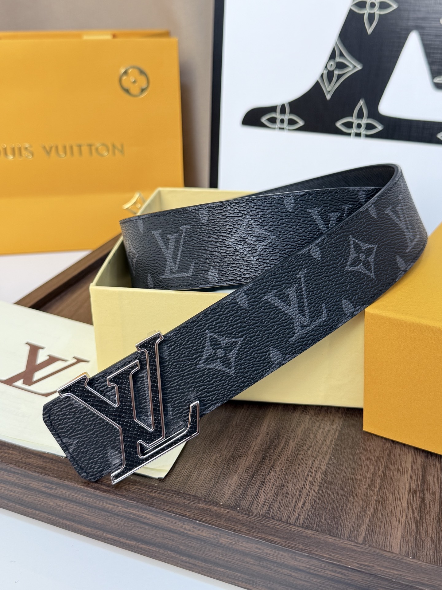 LV 一比一男款黑灰Monogram皮帶 銀色LV字母扣商務款| 13 LV 一比一男款黑灰Monogram皮帶 銀色LV字母扣商務款