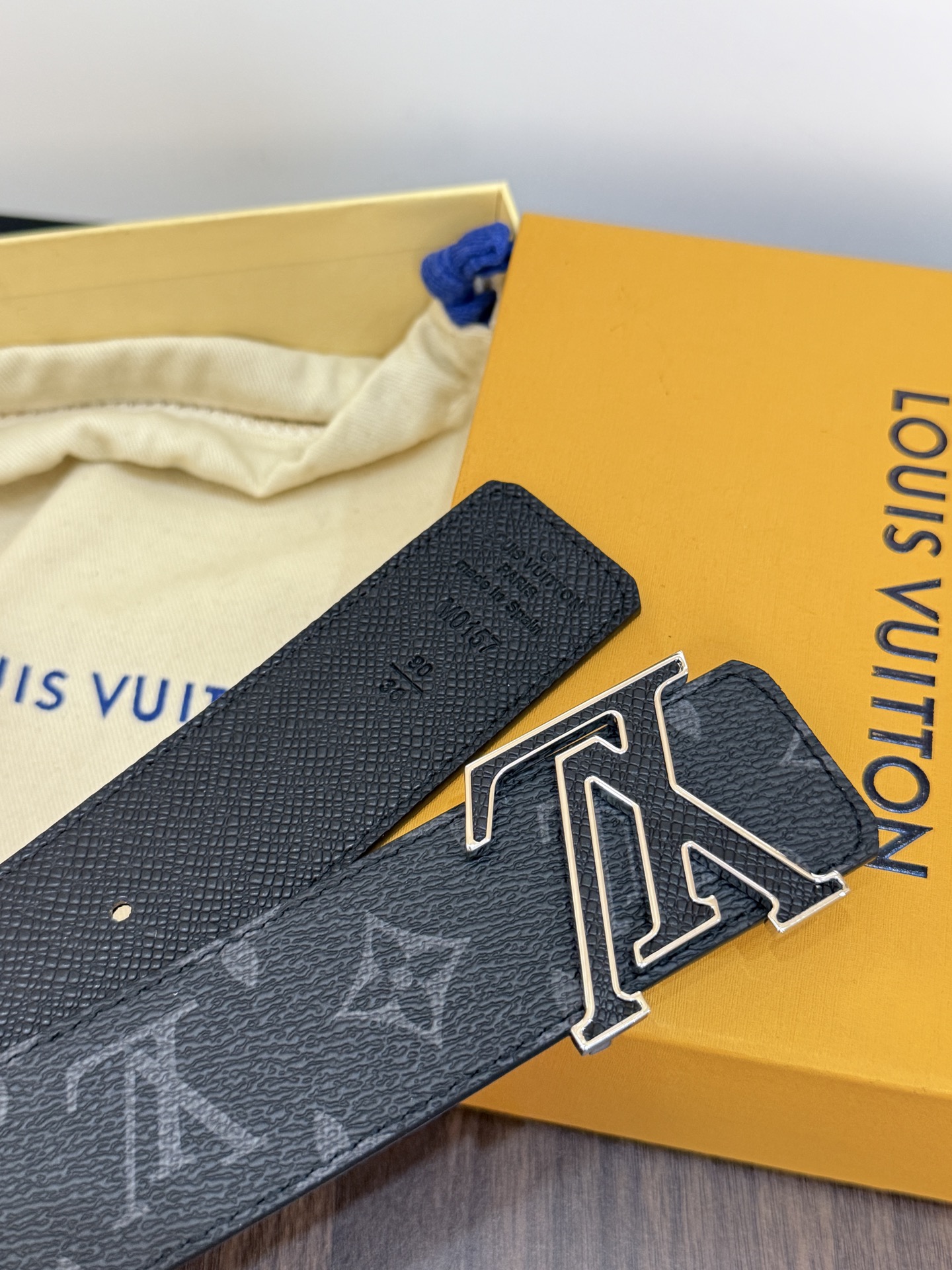 LV 一比一男款黑灰Monogram皮帶 銀色LV字母扣商務款| 12 LV 一比一男款黑灰Monogram皮帶 銀色LV字母扣商務款