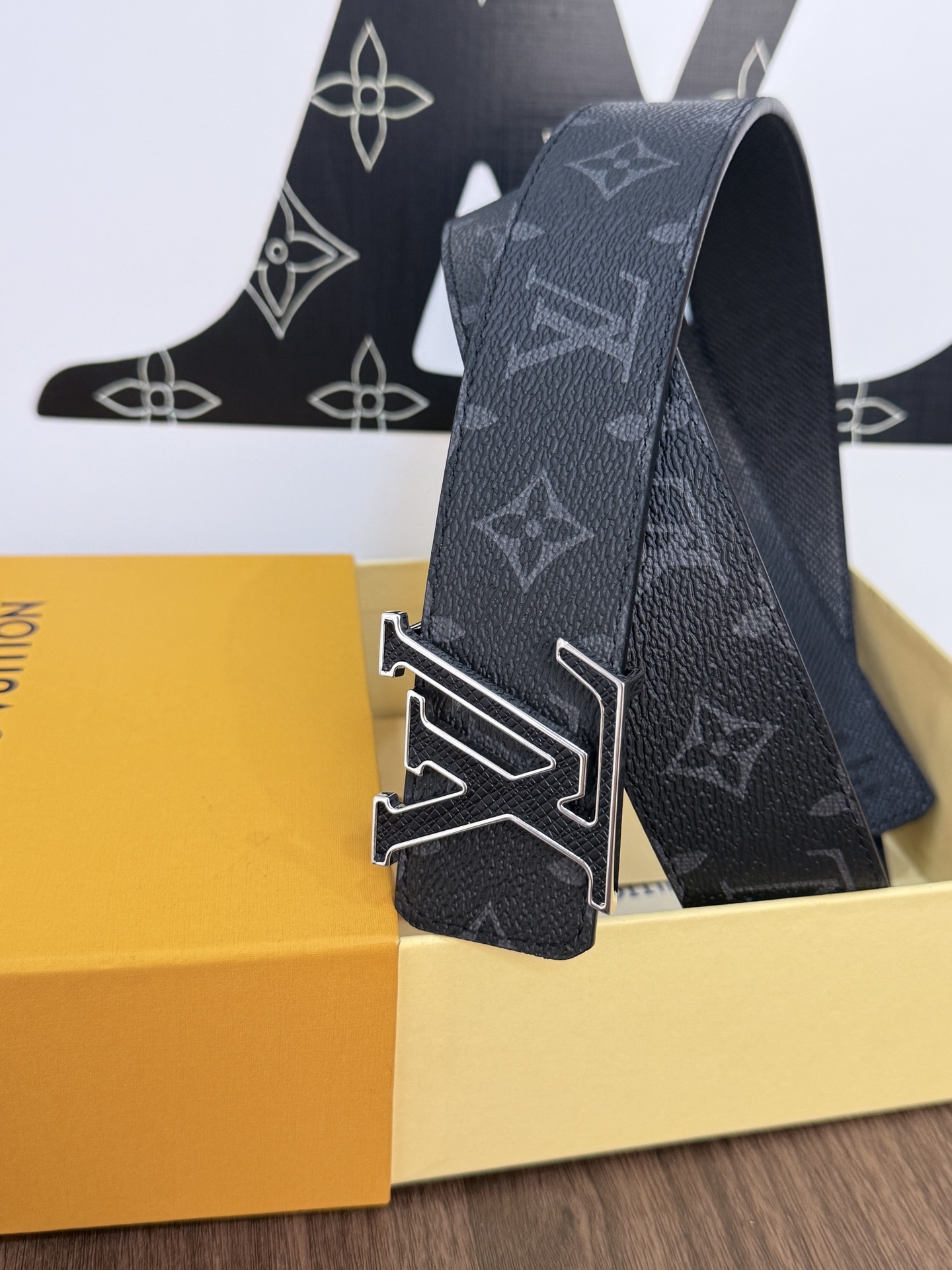 LV 一比一男款黑灰Monogram皮帶 銀色LV字母扣商務款| 11 LV 一比一男款黑灰Monogram皮帶 銀色LV字母扣商務款