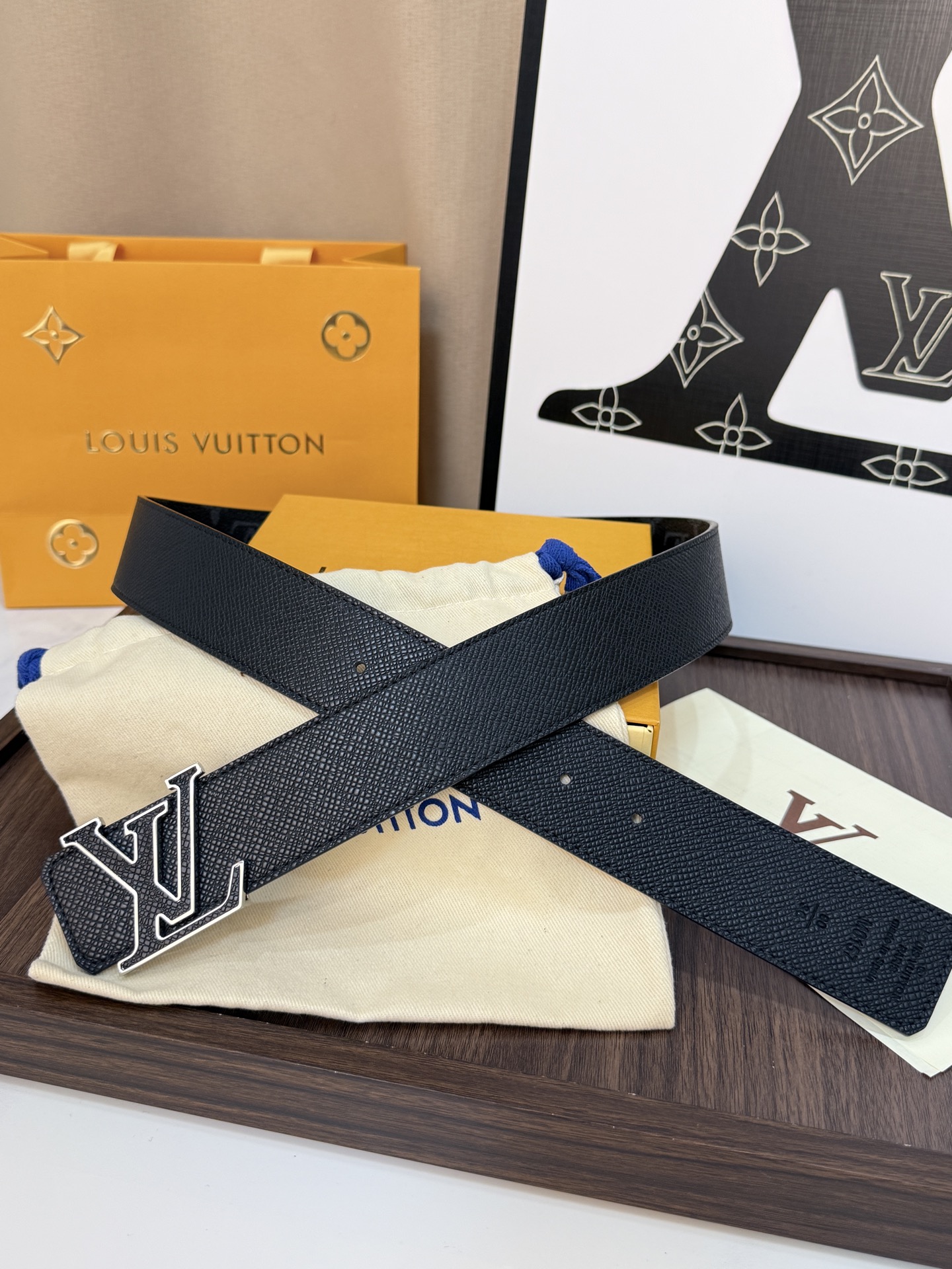 LV 一比一男款黑灰Monogram皮帶 銀色LV字母扣商務款| 10 LV 一比一男款黑灰Monogram皮帶 銀色LV字母扣商務款