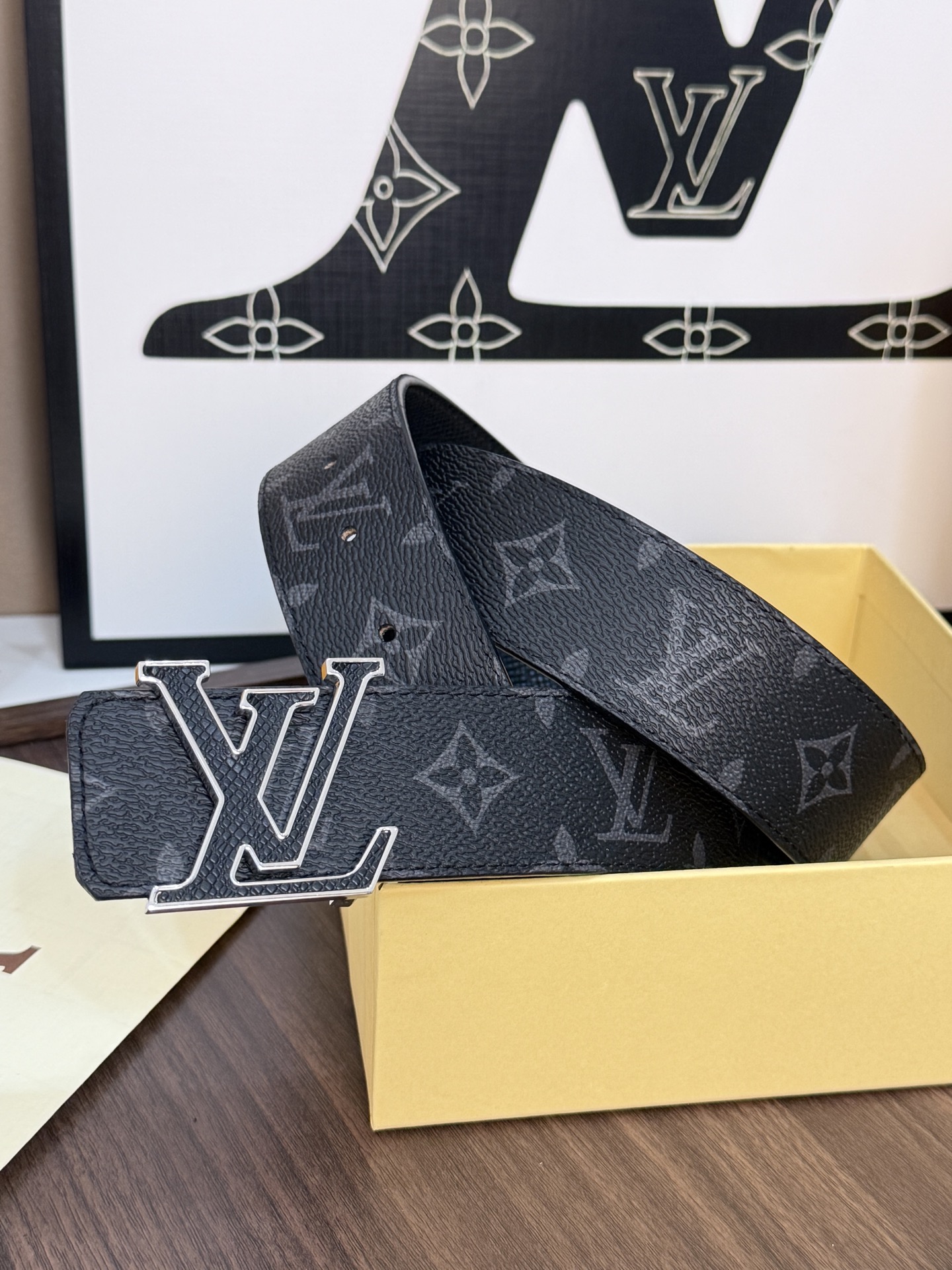 LV 一比一男款黑灰Monogram皮帶 銀色LV字母扣商務款| 9 LV 一比一男款黑灰Monogram皮帶 銀色LV字母扣商務款