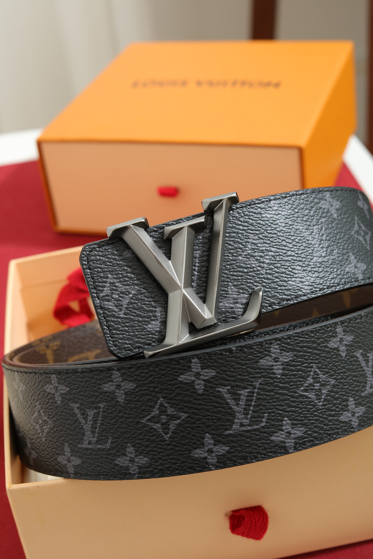 LV 原單男款 Monogram Eclipse 鈦灰LV扣頭皮帶 潮流紳士款