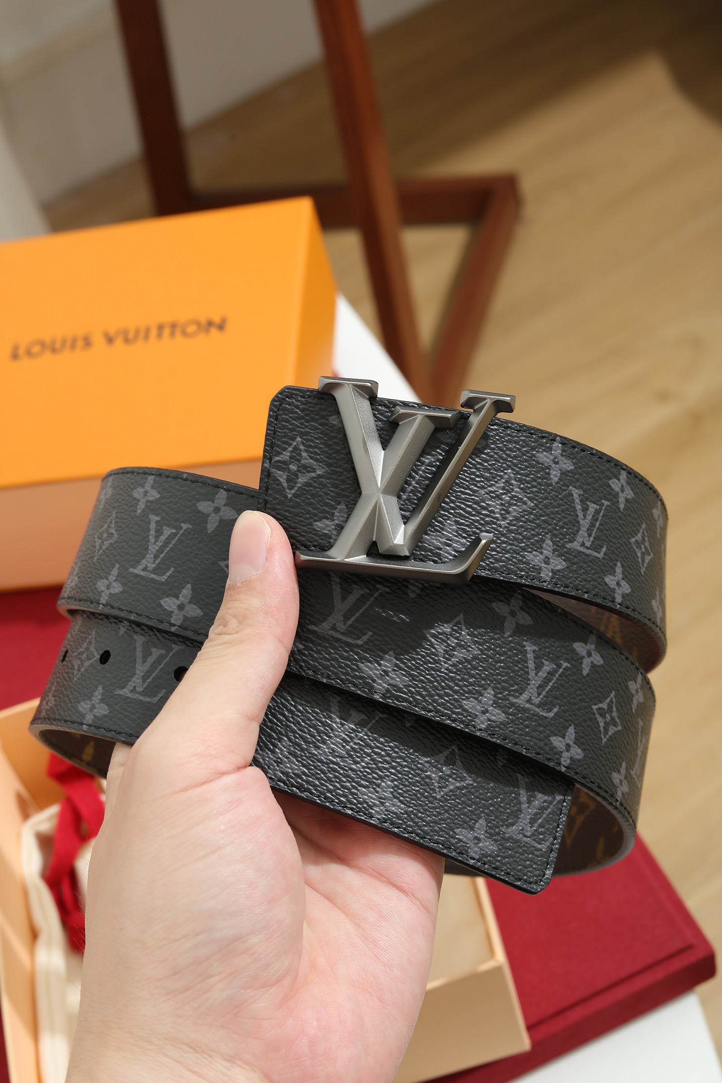 LV 原單男款 Monogram Eclipse 鈦灰LV扣頭皮帶 潮流紳士款